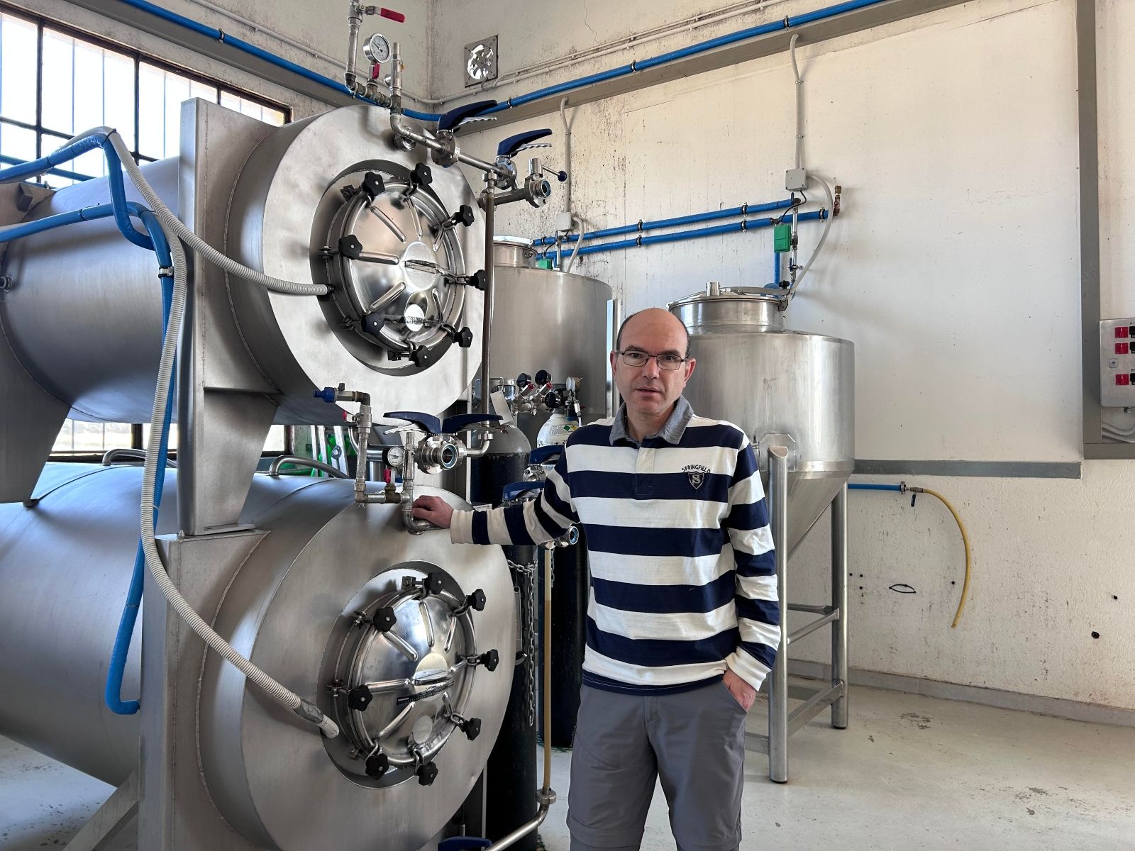 Isaac Cancillo, fundador de Valles del Lúpulo, en el obrador donde elabora cerveza artesanal | B.G 