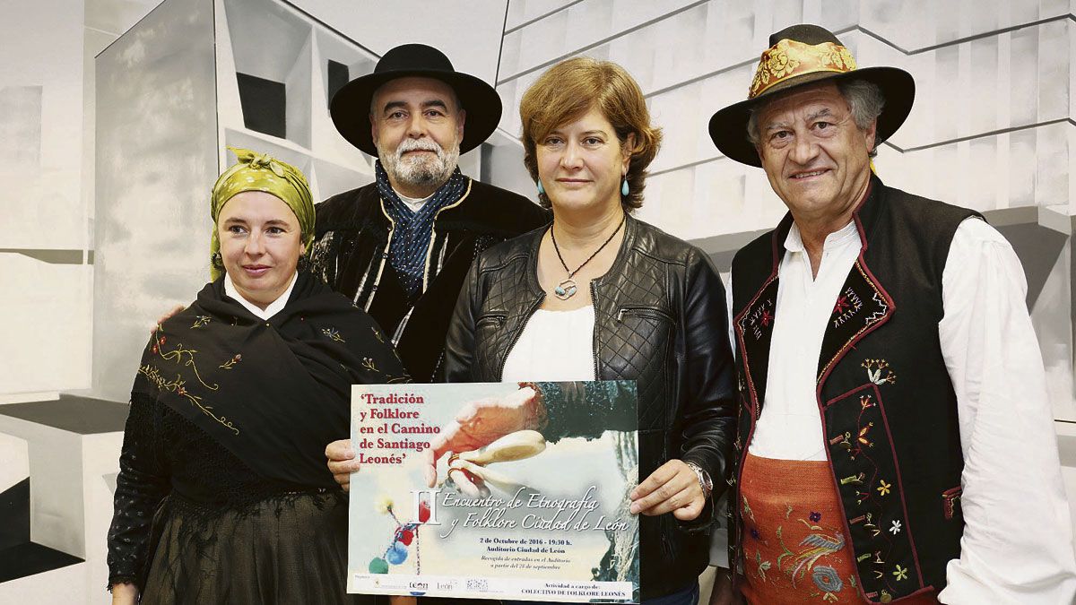 Javier Emperador y Margarita Torres con dos integrantes del Colectivo de Folklore Leonés durante la presentación del Encuentro. | CÉSAR