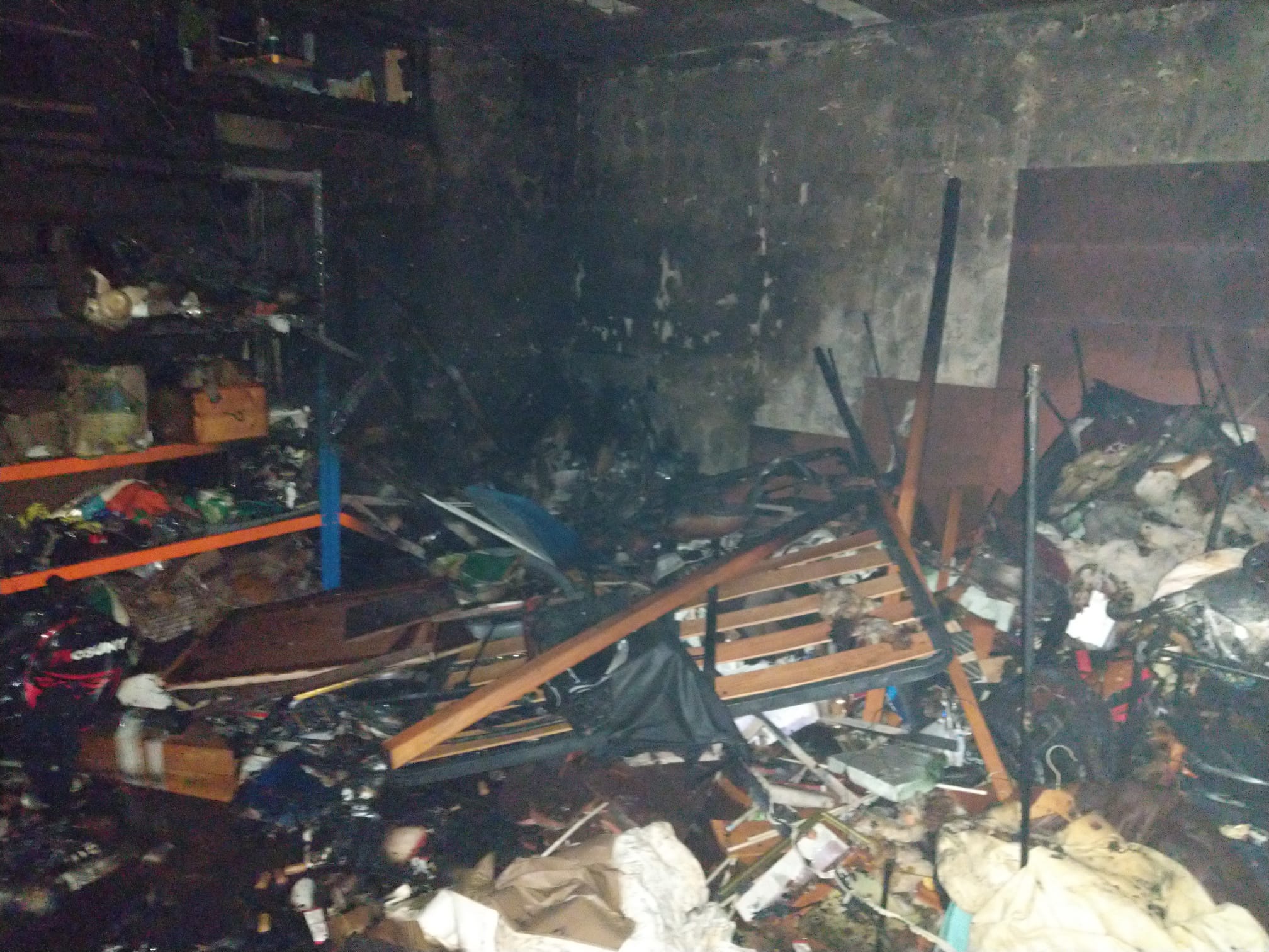 Estado del sótano incendiado. | BOMBEROS PONFERRADA