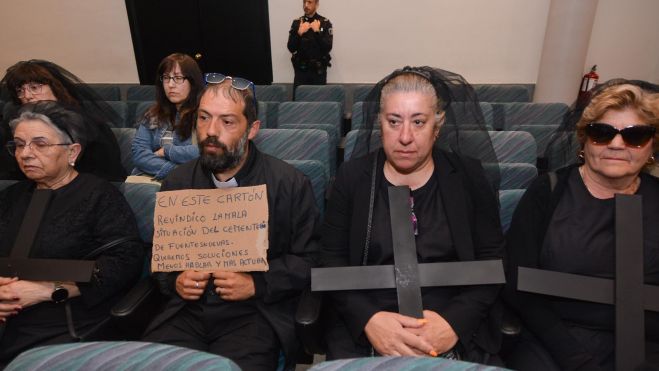 Vecinos de Fuentesnuevas "vestidos" de reivindicación.