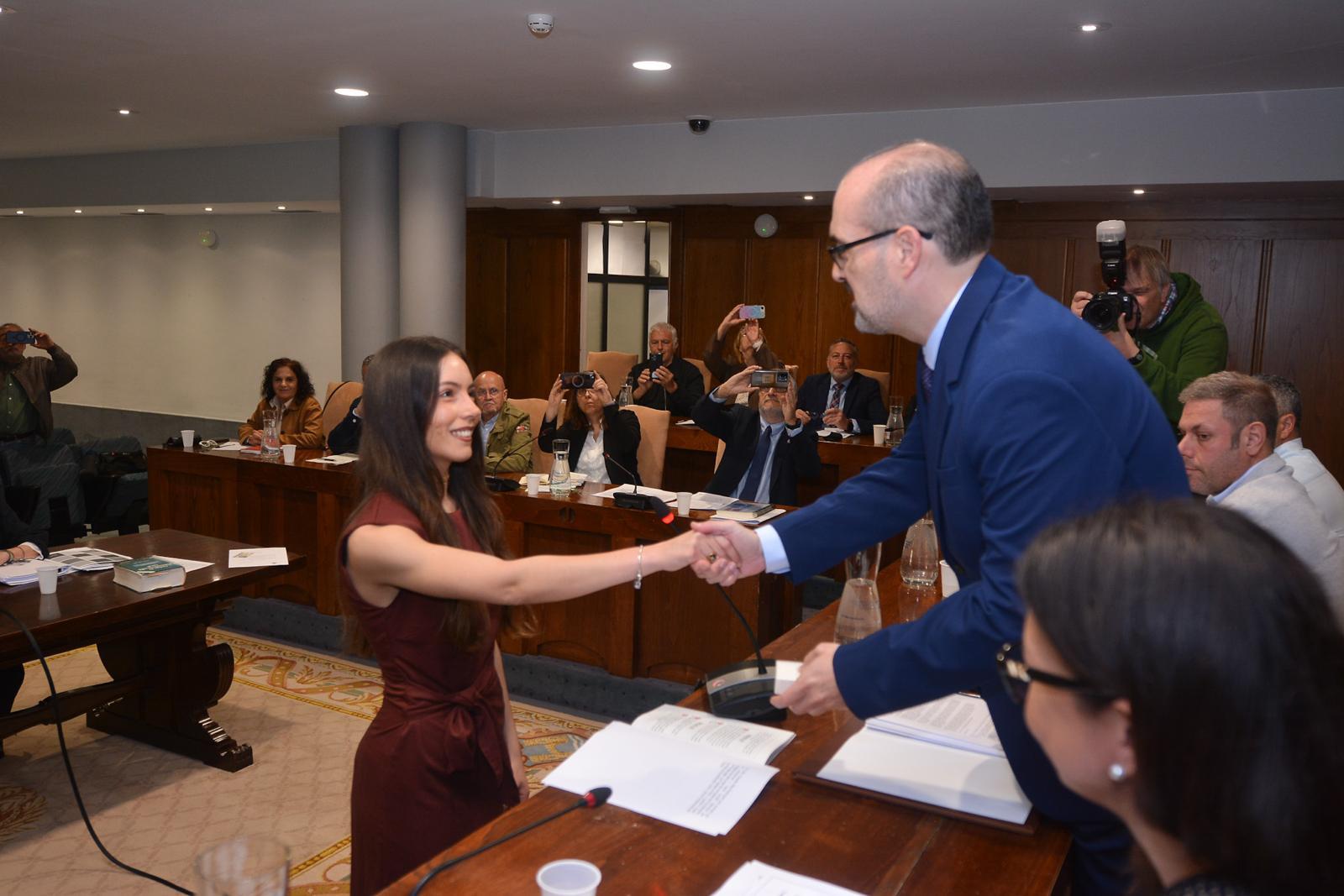Claudia Alba en su toma de posesión dentro de la sesión plenaria que avanzó en el Plan contra incendios.