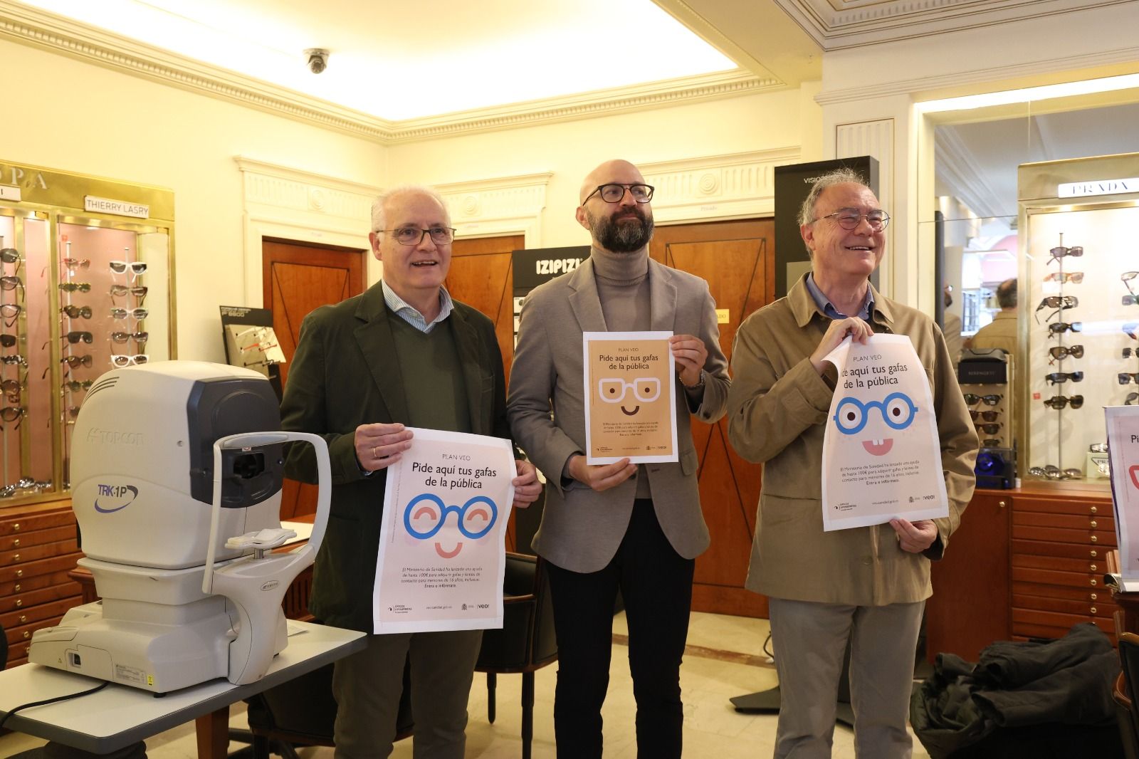 Javier Menéndez, Héctor Alaiz y José María Martínez Triana, durante el acto celebrado en Óptica Europa. | FERNANDO OTERO