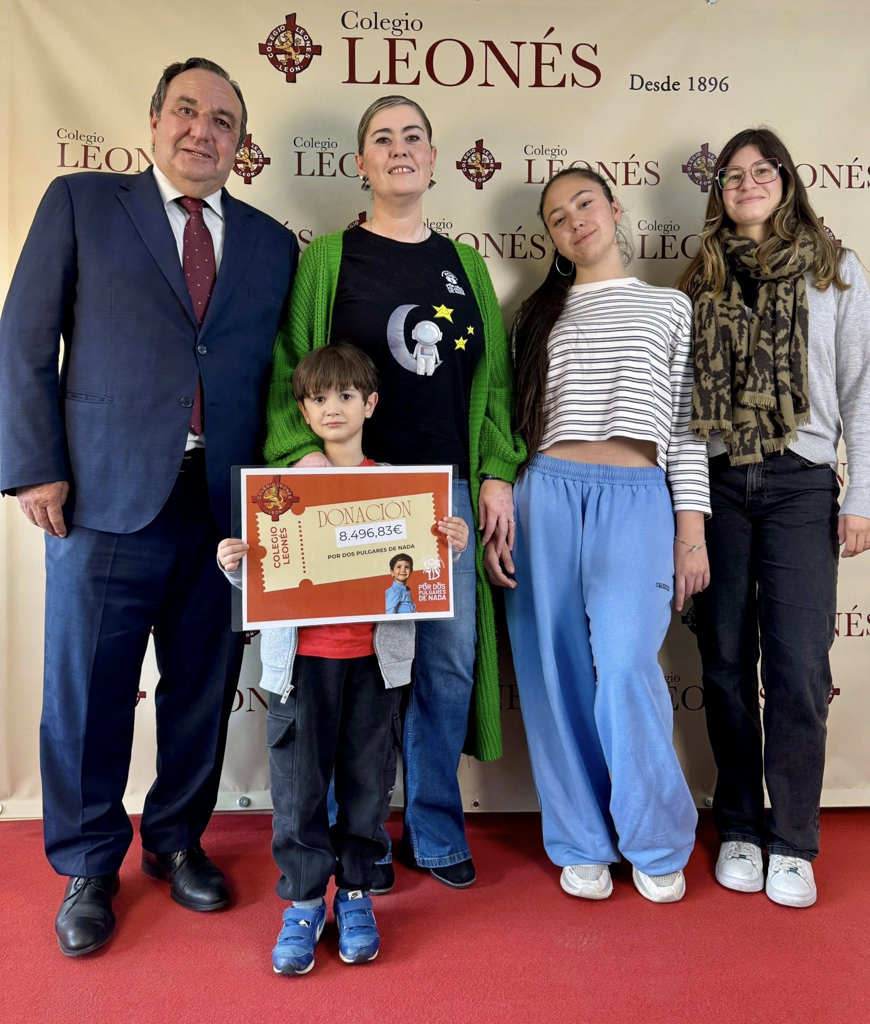 Entrega del cheque a Darío y su familia.