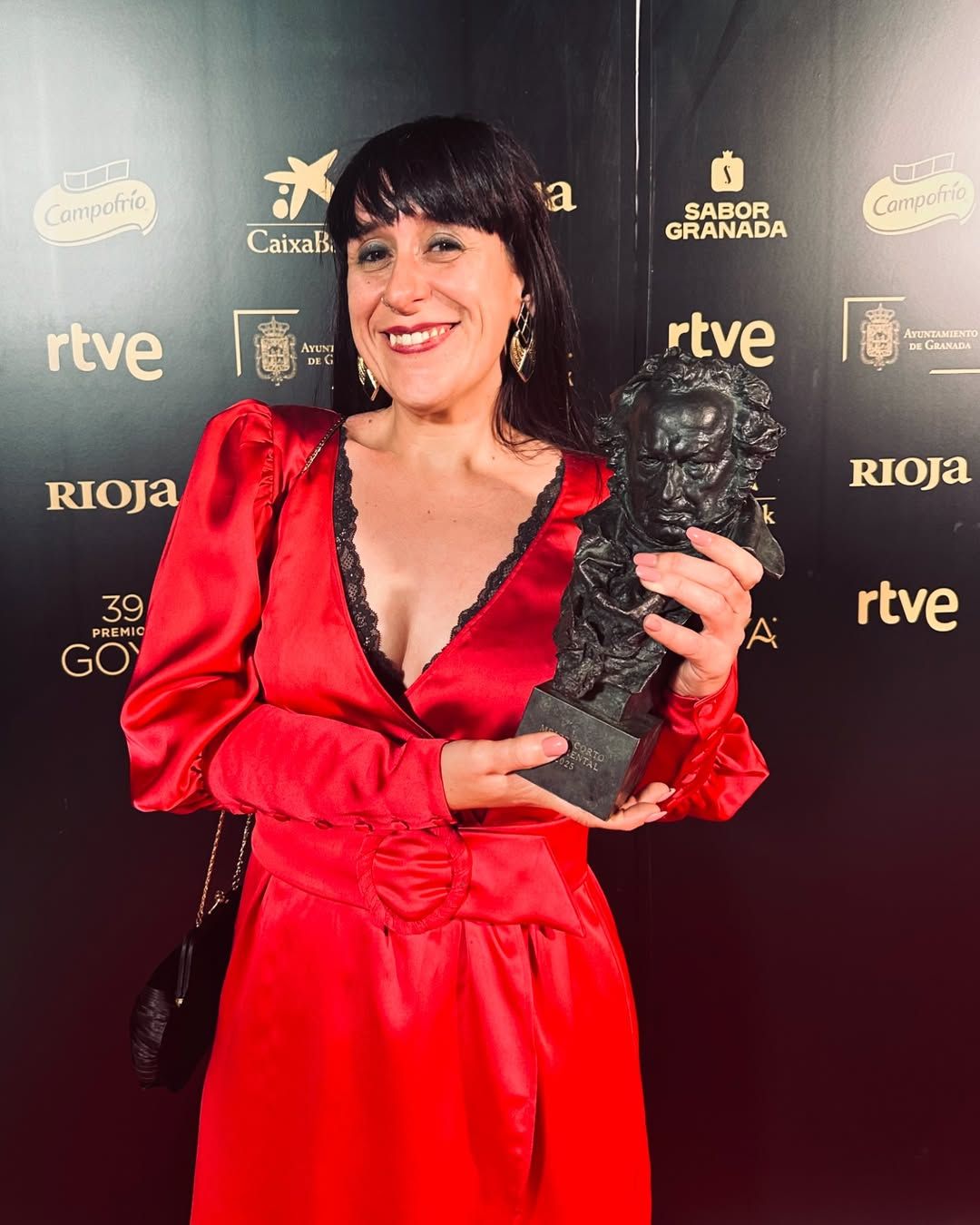Pilar Sancho con el Premio Goya al cortometraje documental ‘Semillas de Kivu’. | INSTAGRAM DE LA CINEASTA