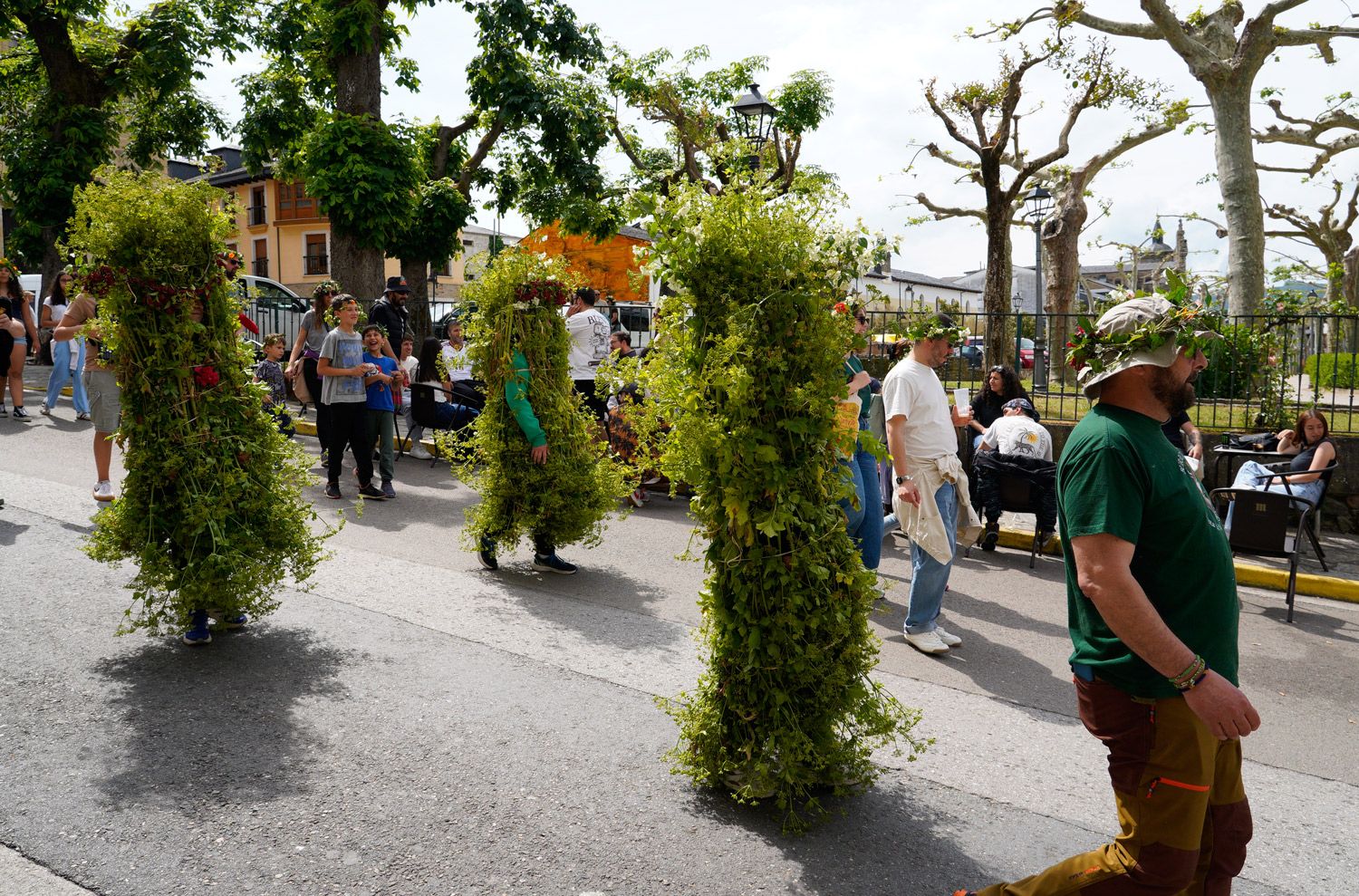 Los 'Maios' de Villafranca del Bierzo no faltan a su cita con la primavera. | CÉSAR SÁNCHEZ (ICAL)