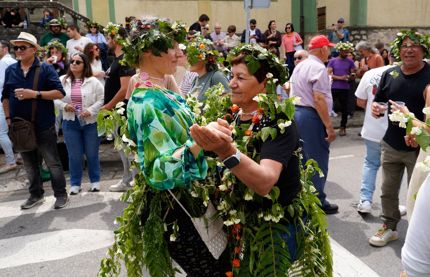 Dos mujeres bailando durante la celebración. | CÉSAR SÁNCHEZ (ICAL)