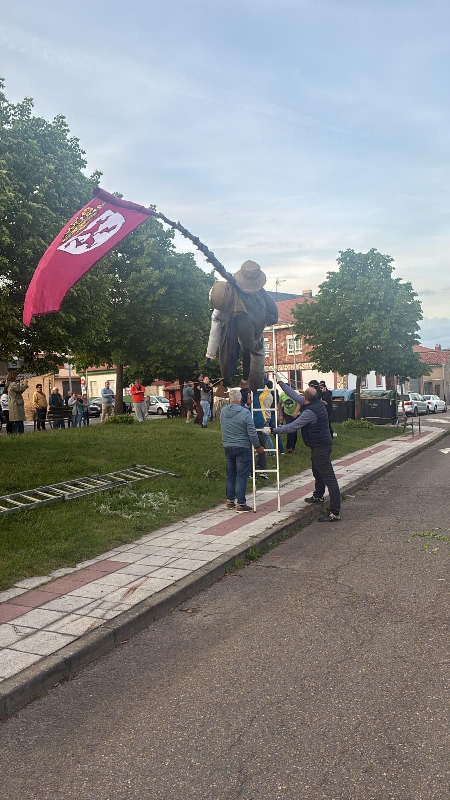Colocación del mayo en Villabalter con la bandera de León. | L.N.C.