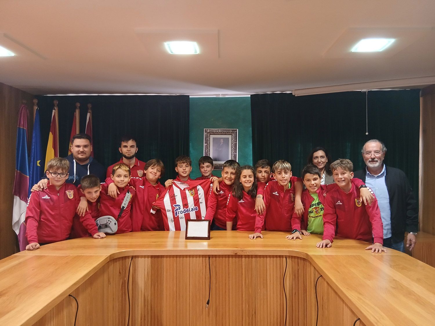 Alicia Gallegó recibió este jueves al Atlético Paramés alevín tras ganar la Liga de Tercera División Provincial. | L.N.C.