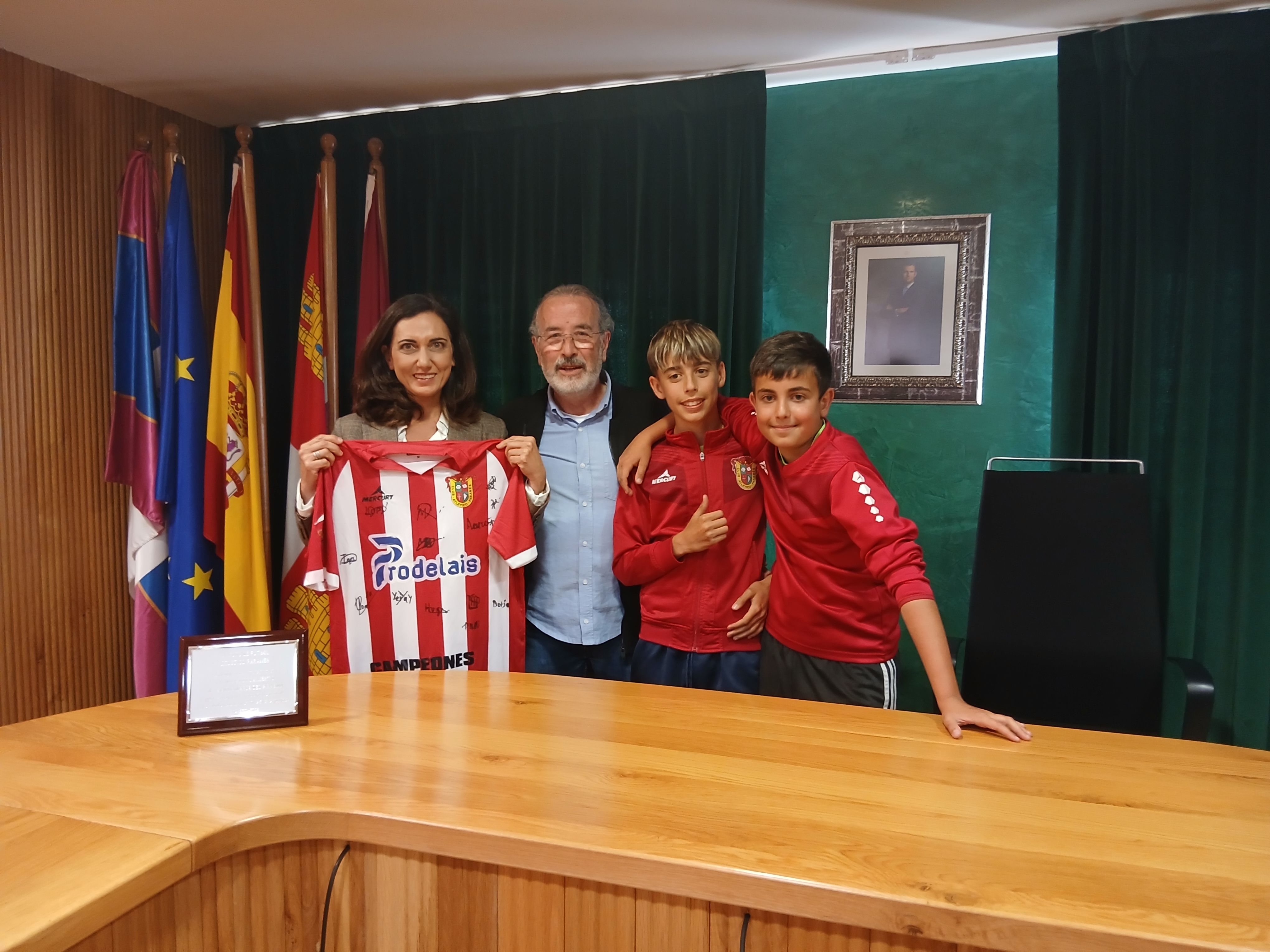 El club entregó a Alicia Gallego una camiseta firmada por toda la plantilla. 
