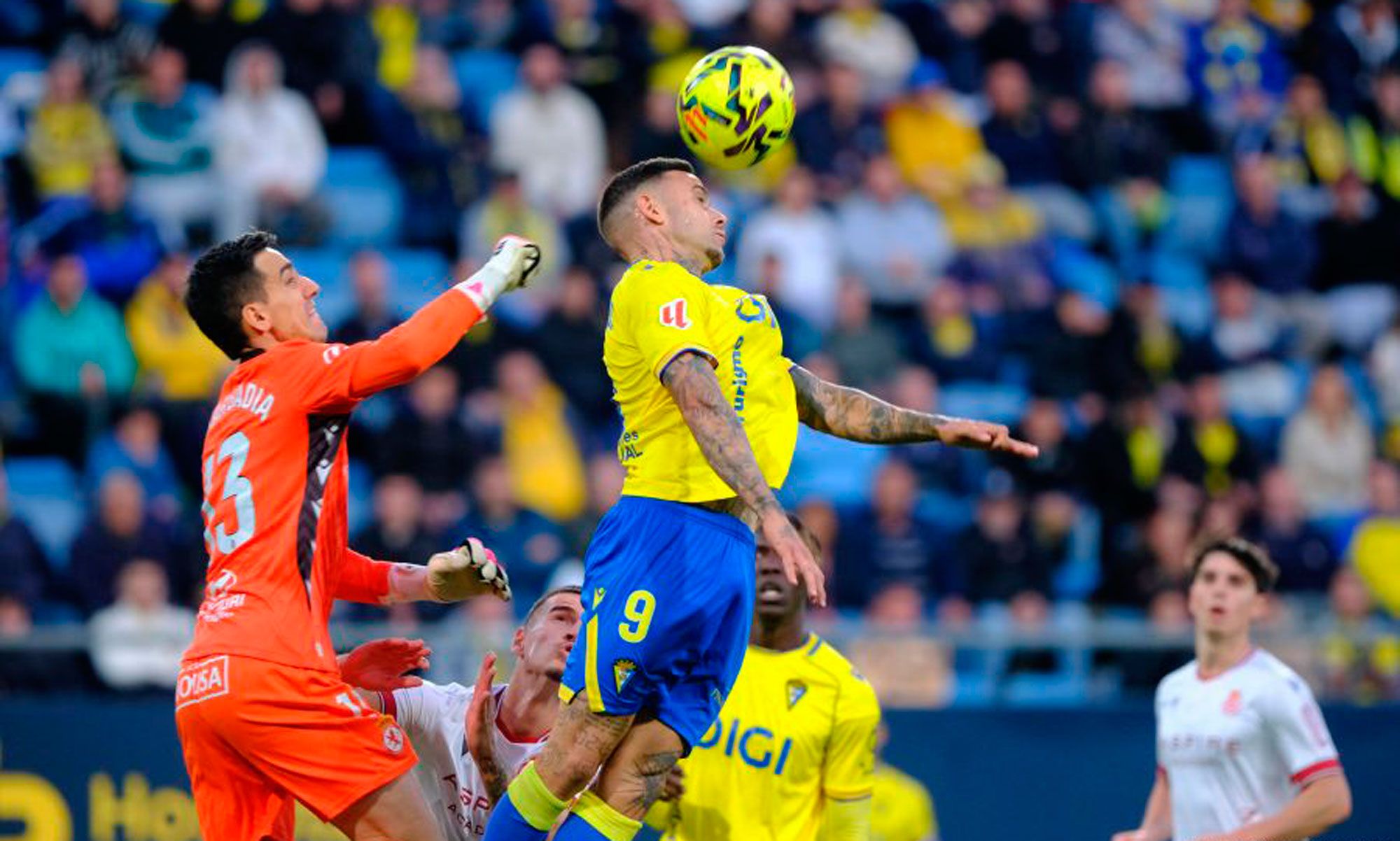 El portero de la Cultural, Badia, intenta despejar un balón frente al Cádiz en la primera vuelta. | LALIGA