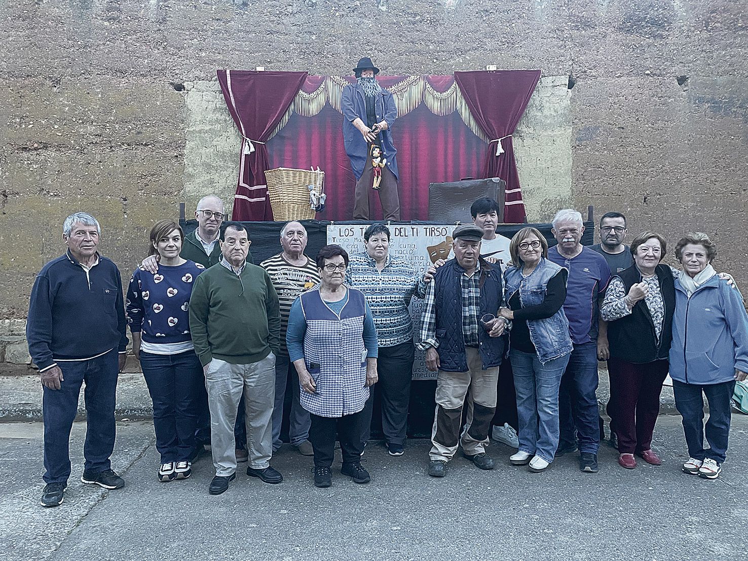 Los vecinos que participaron en el mayo de la plaza y la fuente, dedicado a Tierra de Comediantes, otra seña de identidad del pueblo. |  F. FERNÁNDEZ