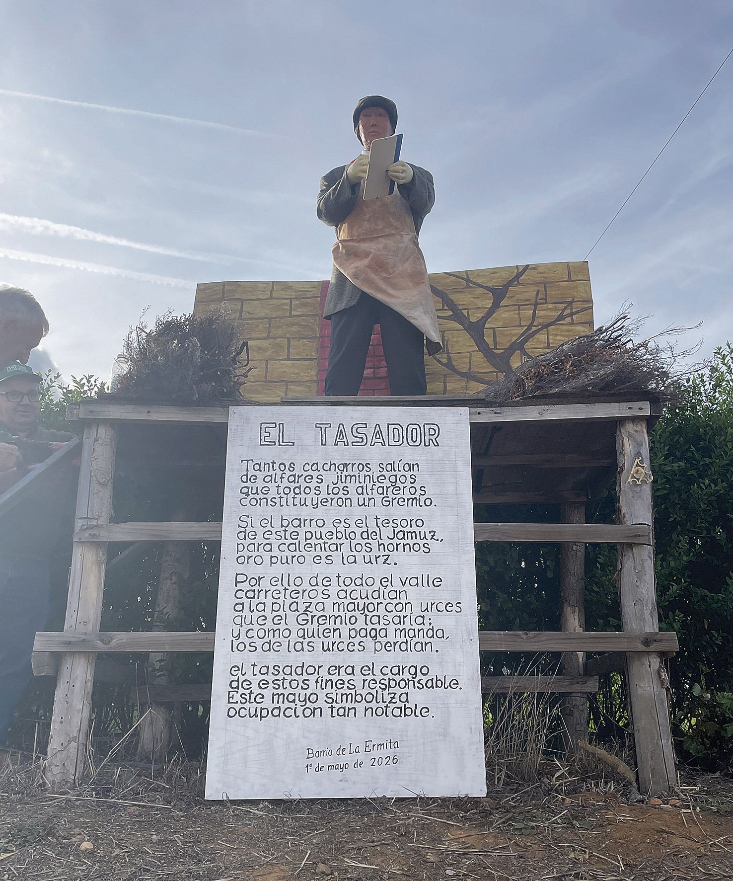 El tasador de la urz para los hornos de alfarería nos recibe en el barrio de la ermita. | F. FERNÁNDEZ