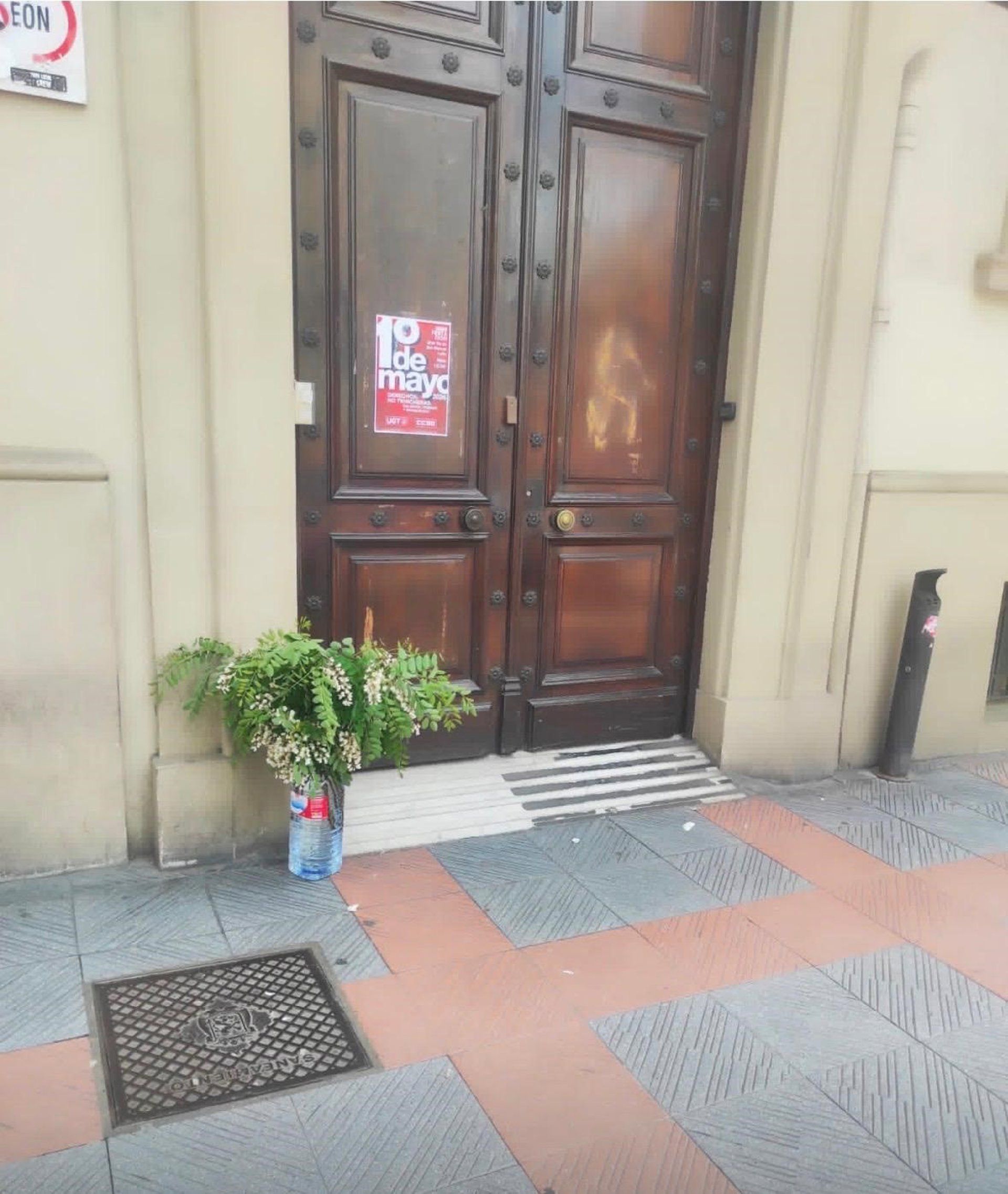 Esvástica pintada en la puerta de la sede de UGT León. | L.N.C.