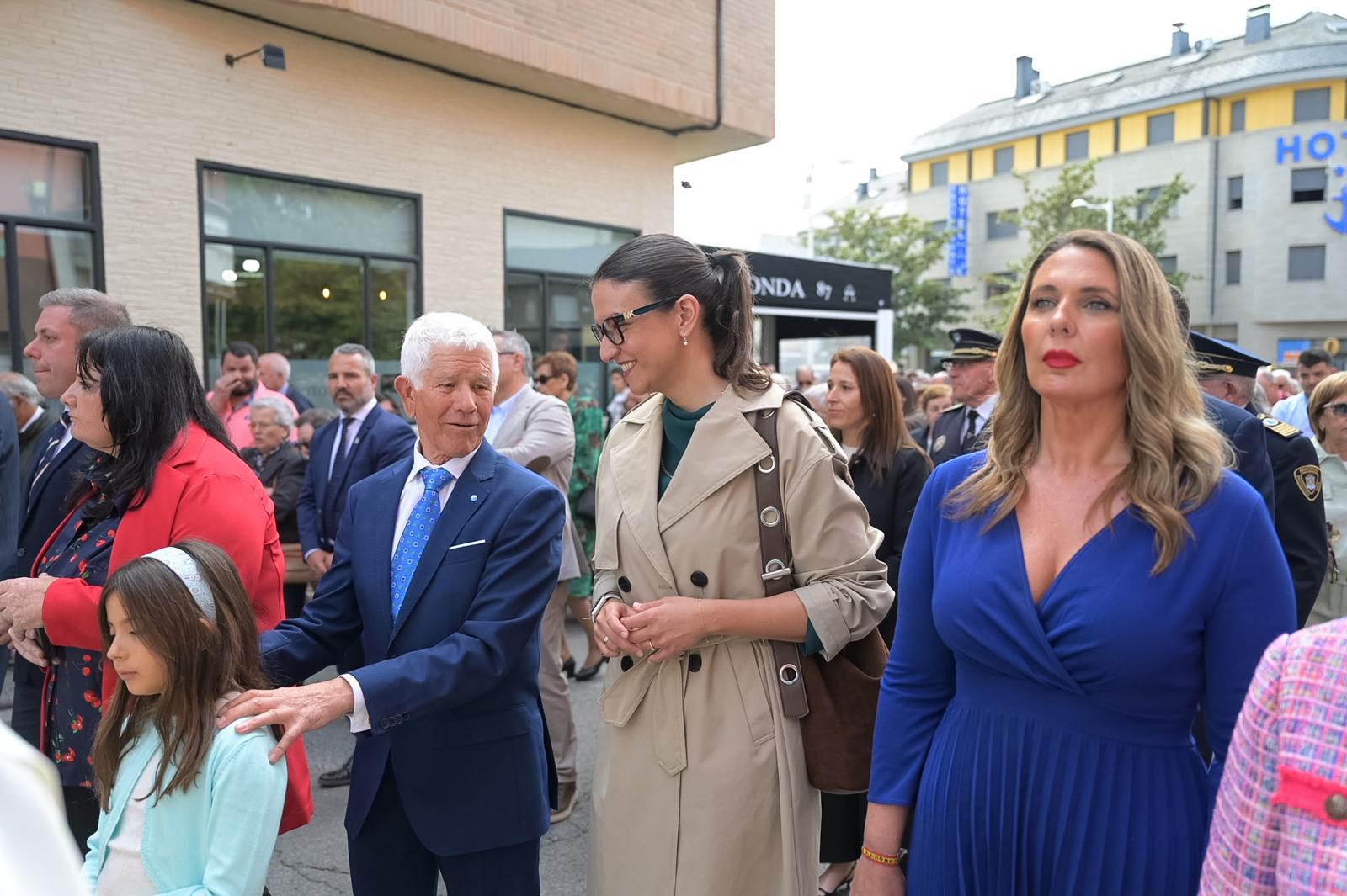 La concejala Lidia Coca, en el centro de la imagen, durante las fiestas de Cuatrovientos. | L.N.C.
