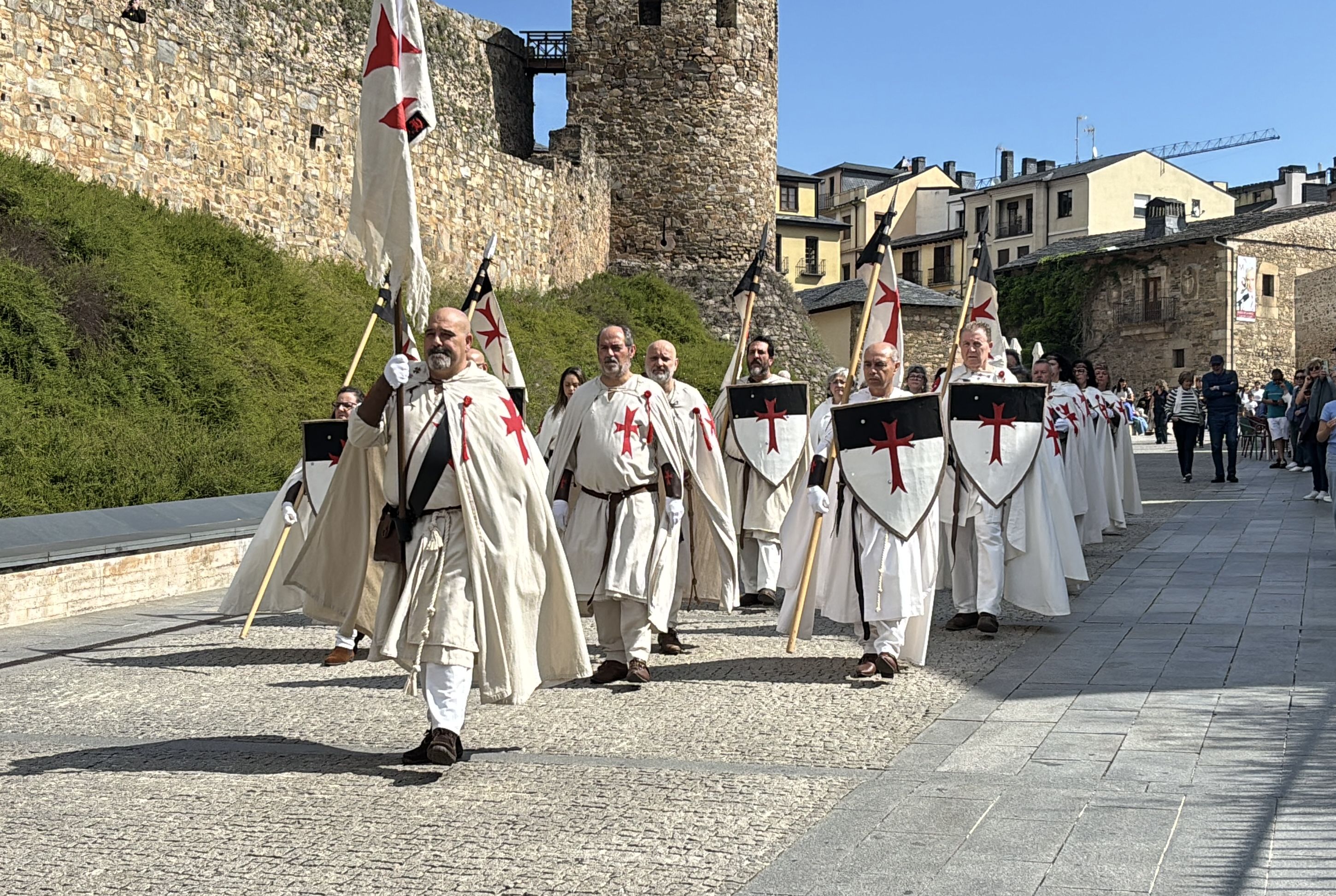 Primer cambio de guardia frente al Castillo de los Templarios. | JAVIER FERNÁNDEZ