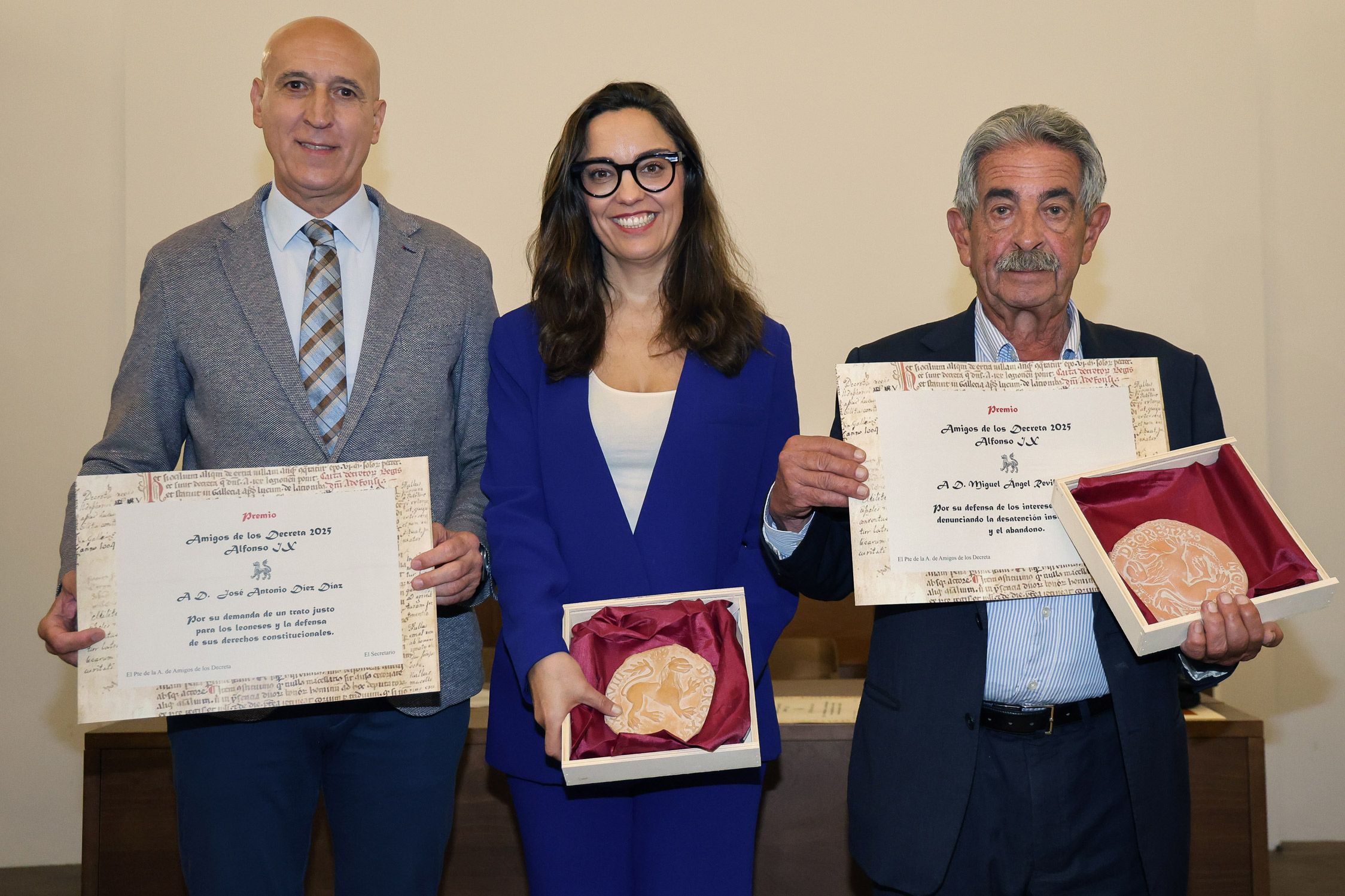 José Antonio Diez, Marta García Aller y Miguel Ángel Revilla recibiendo los Premios Decreta 2025. | ICAL