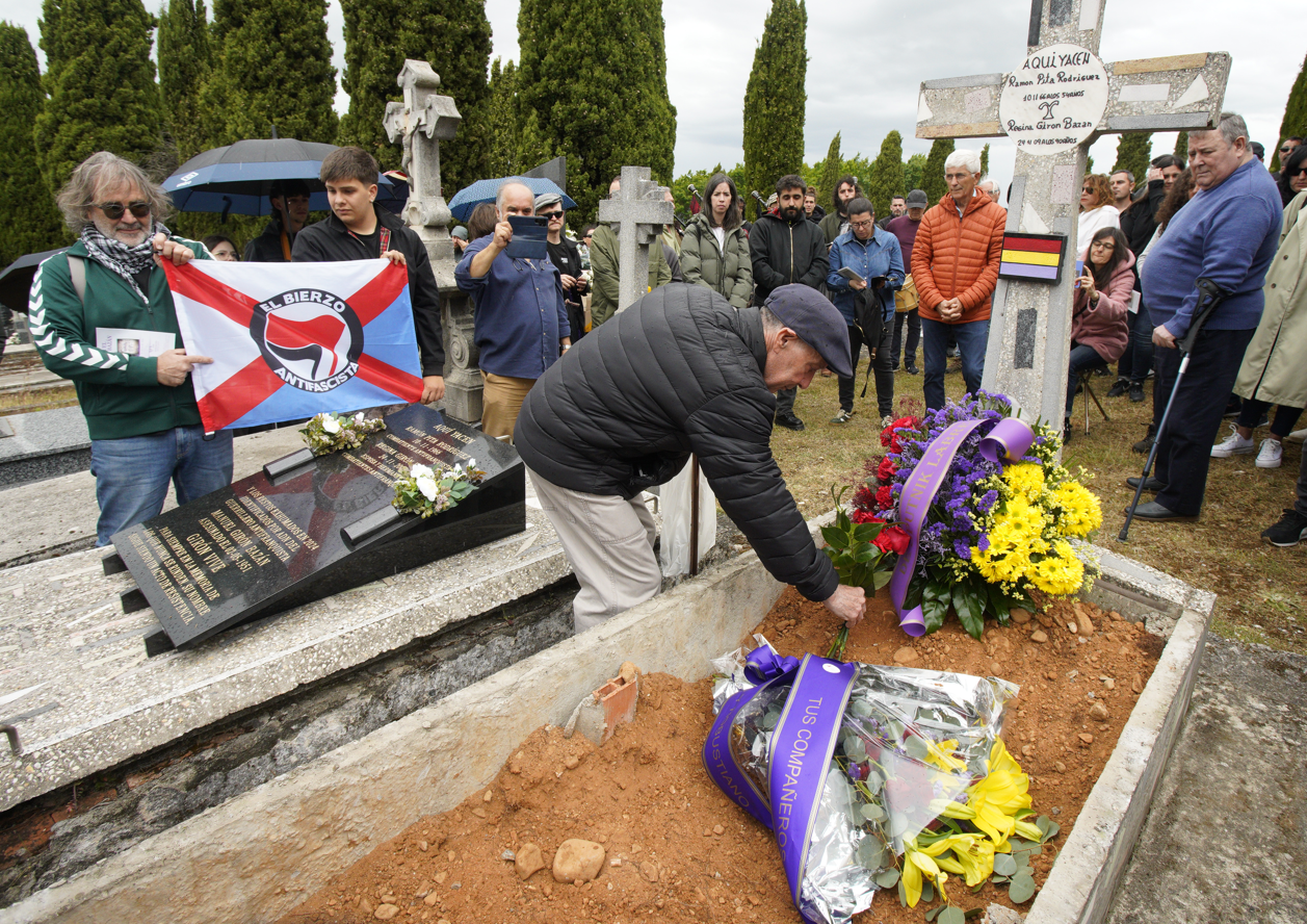 Los restos del histórico maquis berciano ya descansan en el cementerio de Montearenas. | CÉSAR SÁNCHEZ (ICAL)