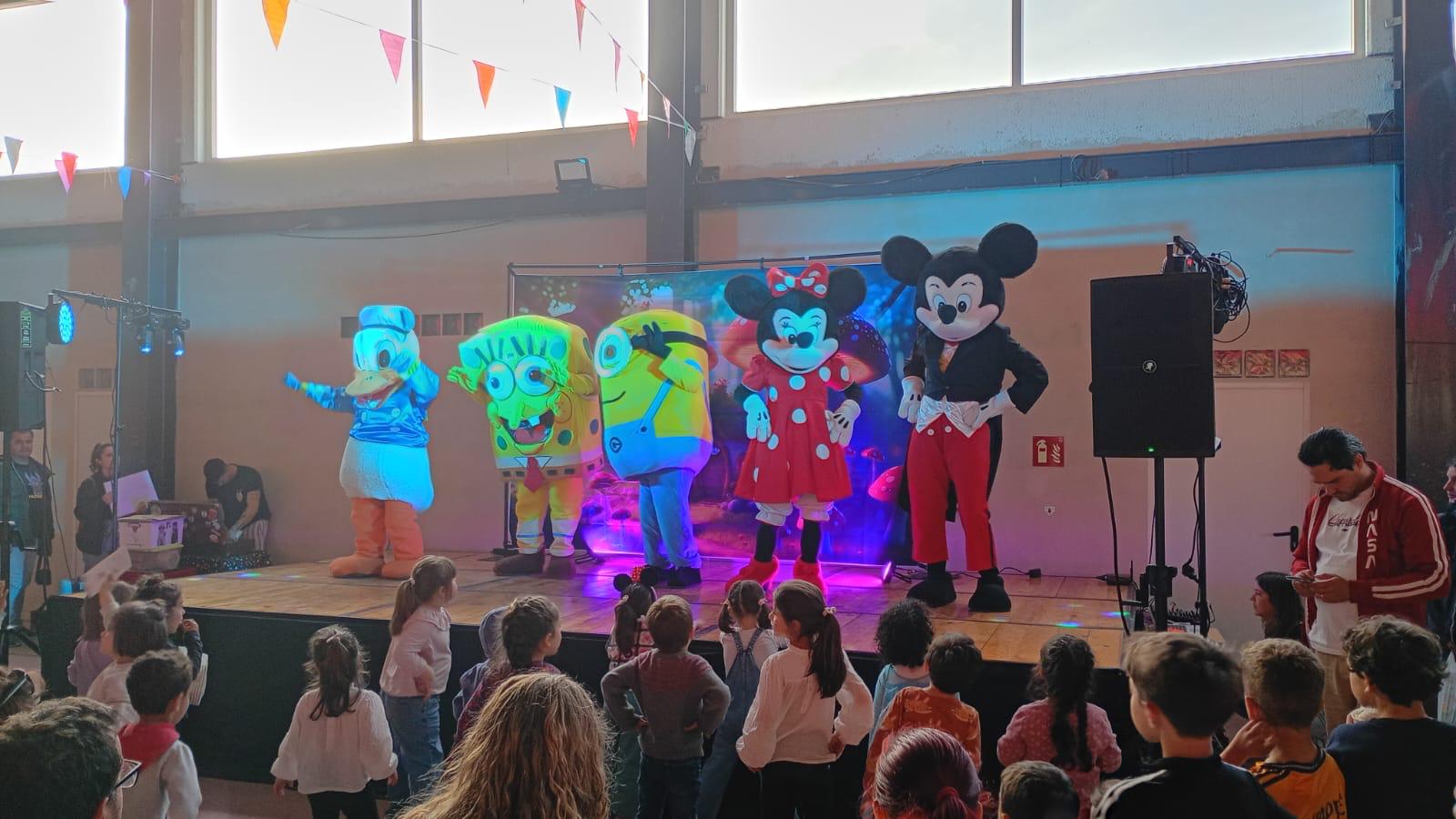 Animación infantil durante la Feria de los Cuentos de Almanza durante este sábado. | VÍCTOR S. VÉLEZ