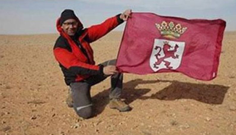 Josevi Casado haciendo gala de su condición de leonés hasta en el desierto.