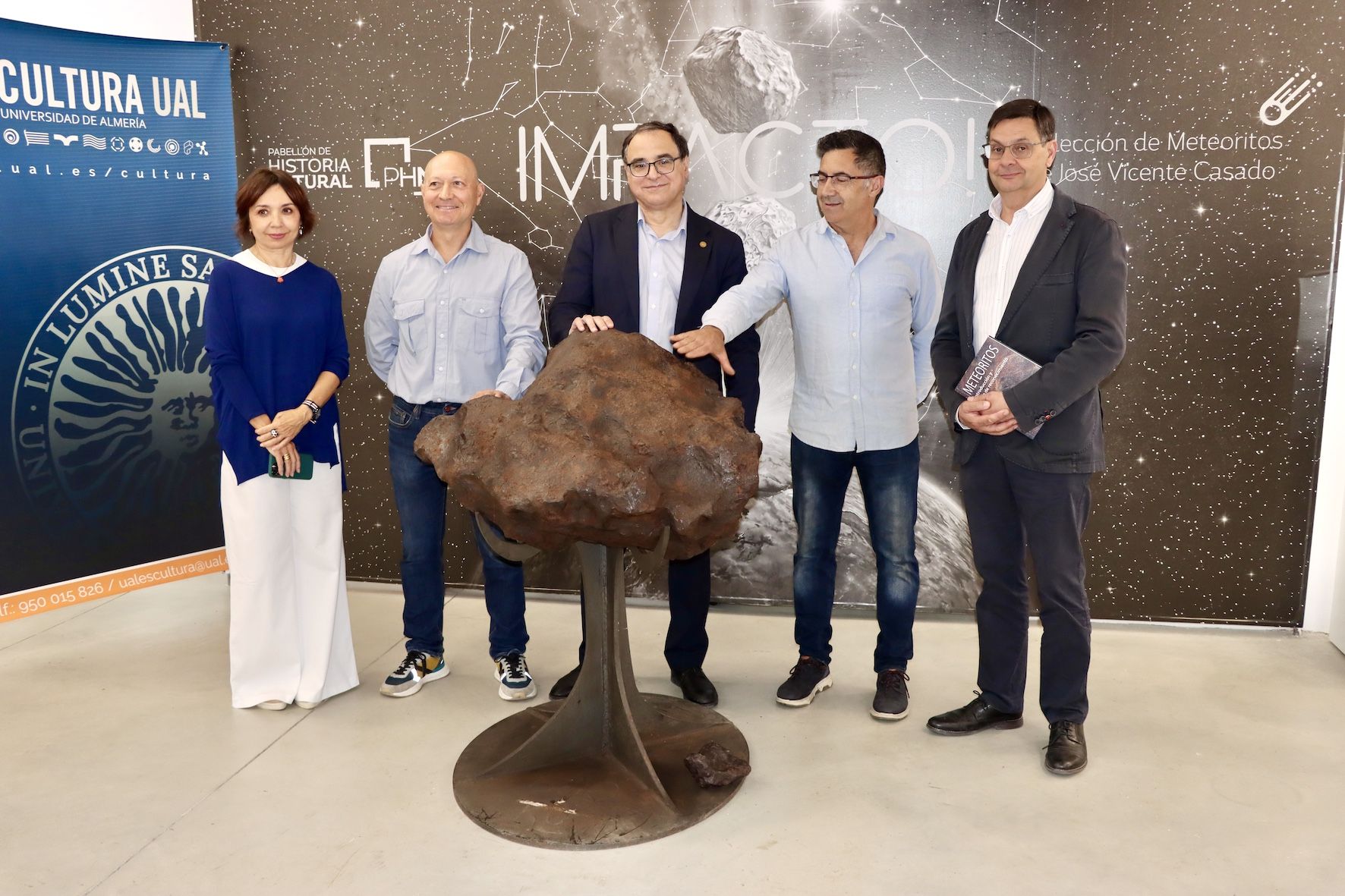 Un momento de la inauguración de la exposición de meteoritos de José Vicente Casado en Almería con el meteorito gigante. | UNIVERSIDAD DE ALMERÍA