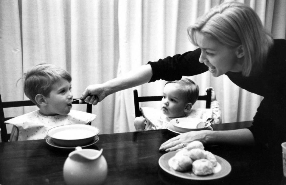 Una madre da de comer a sus hijos pequeños. | L.N.C.