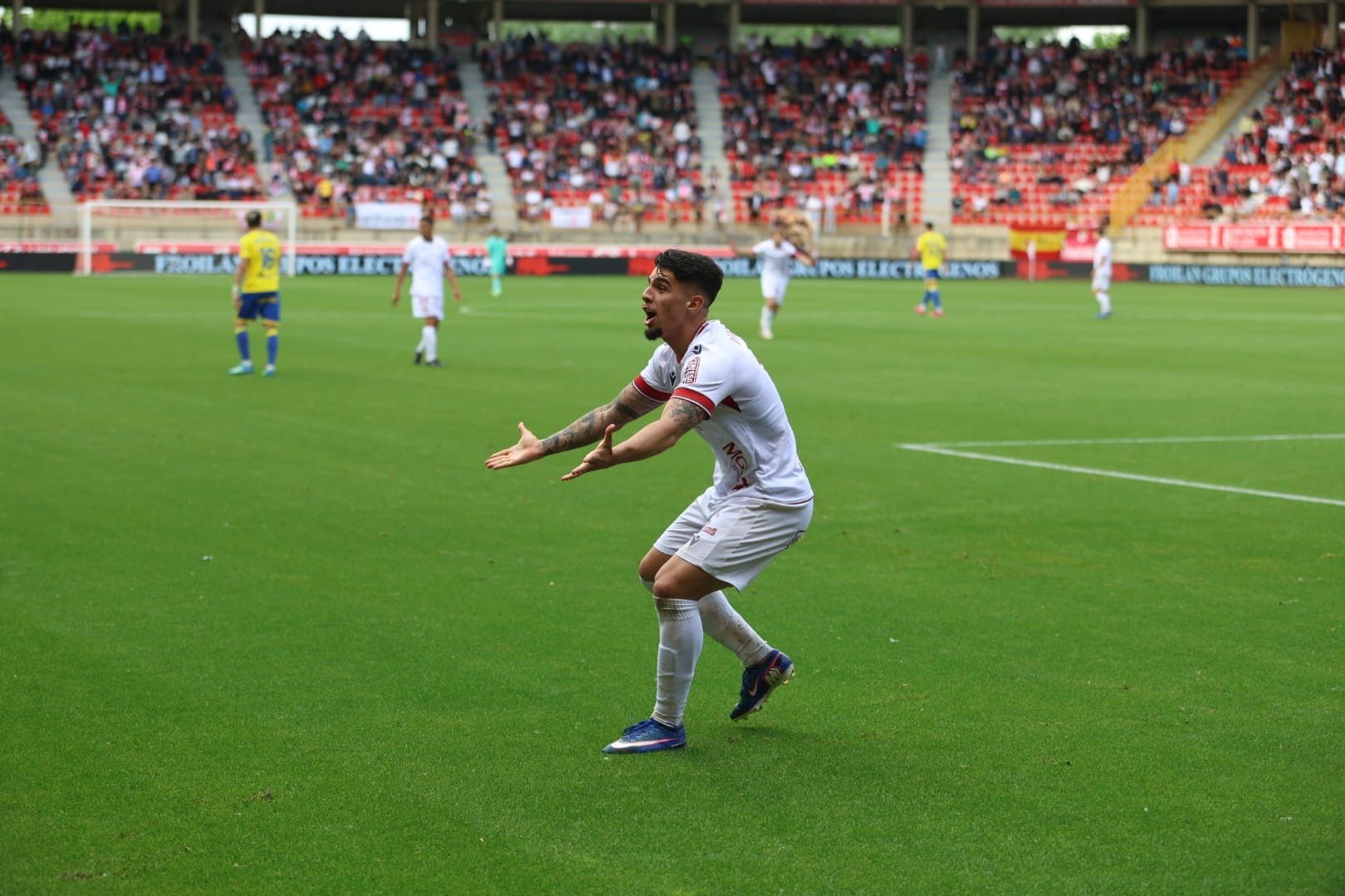 Víctor Moreno se lamenta tras una decisión durante el Cultural - Cádiz. | FERNANDO OTERO