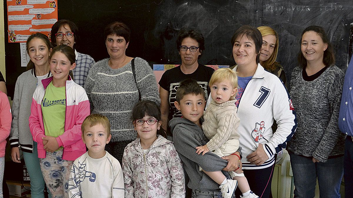El alcalde, José Tranche (a la derecha), junto a los escolares de Pobladura y sus familiares.