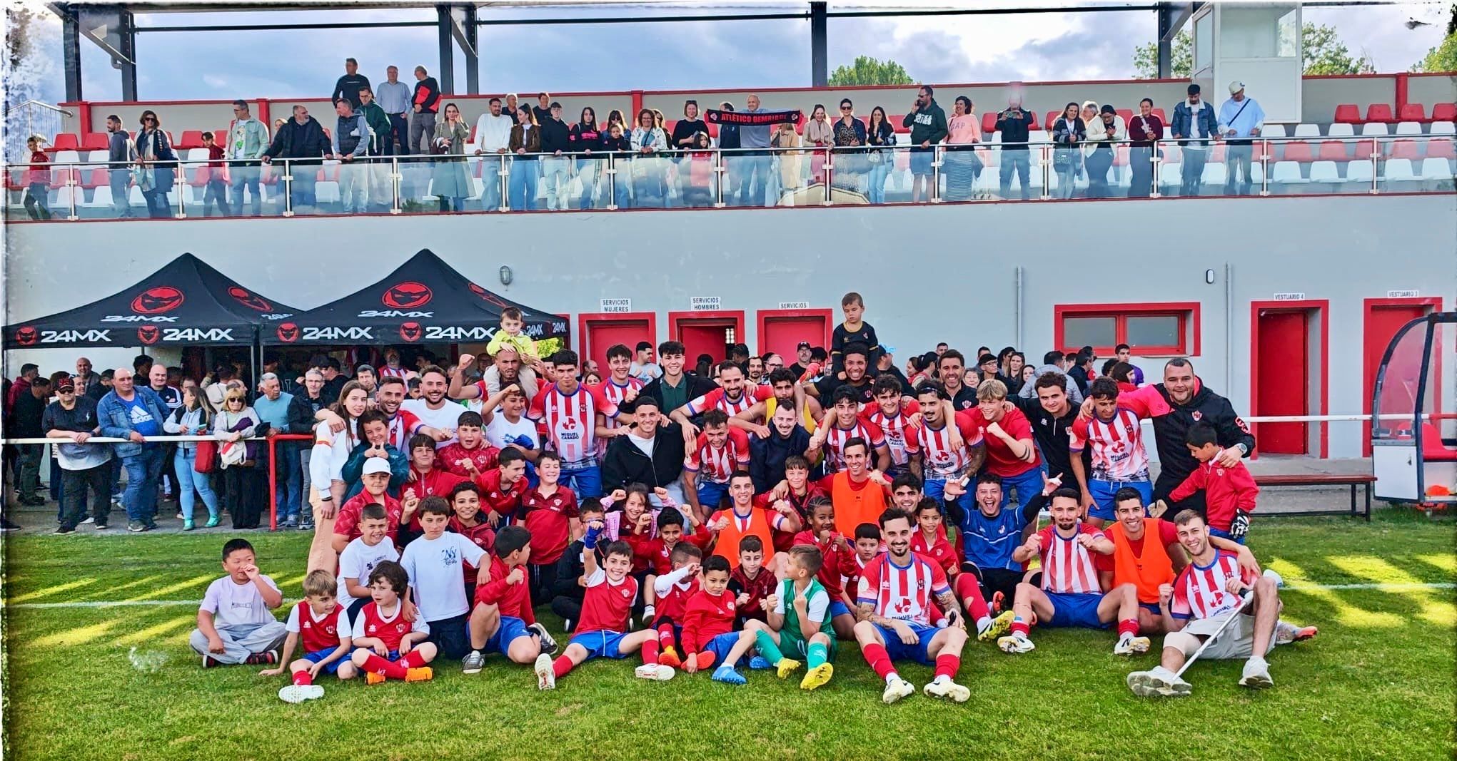 Momento de la celebración del Bembibre tras conseguir la permanencia en Tercera. BEMBIBRE