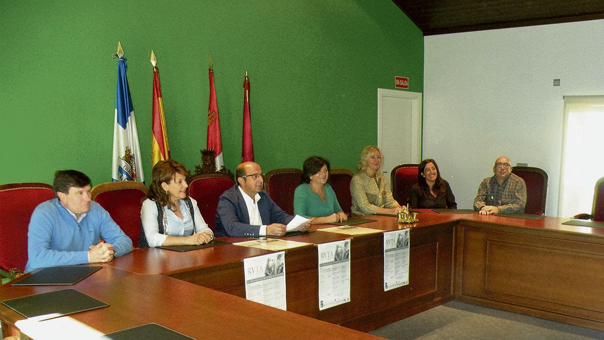 Un momento de la presentacion en el Ayuntamiento de La Pola. | E.Niño