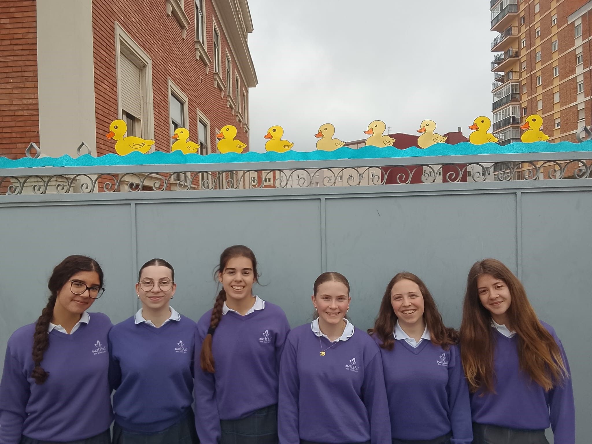 Alumnas que han creado esta original propuesta por el Día de la Madre. | L.N.C.