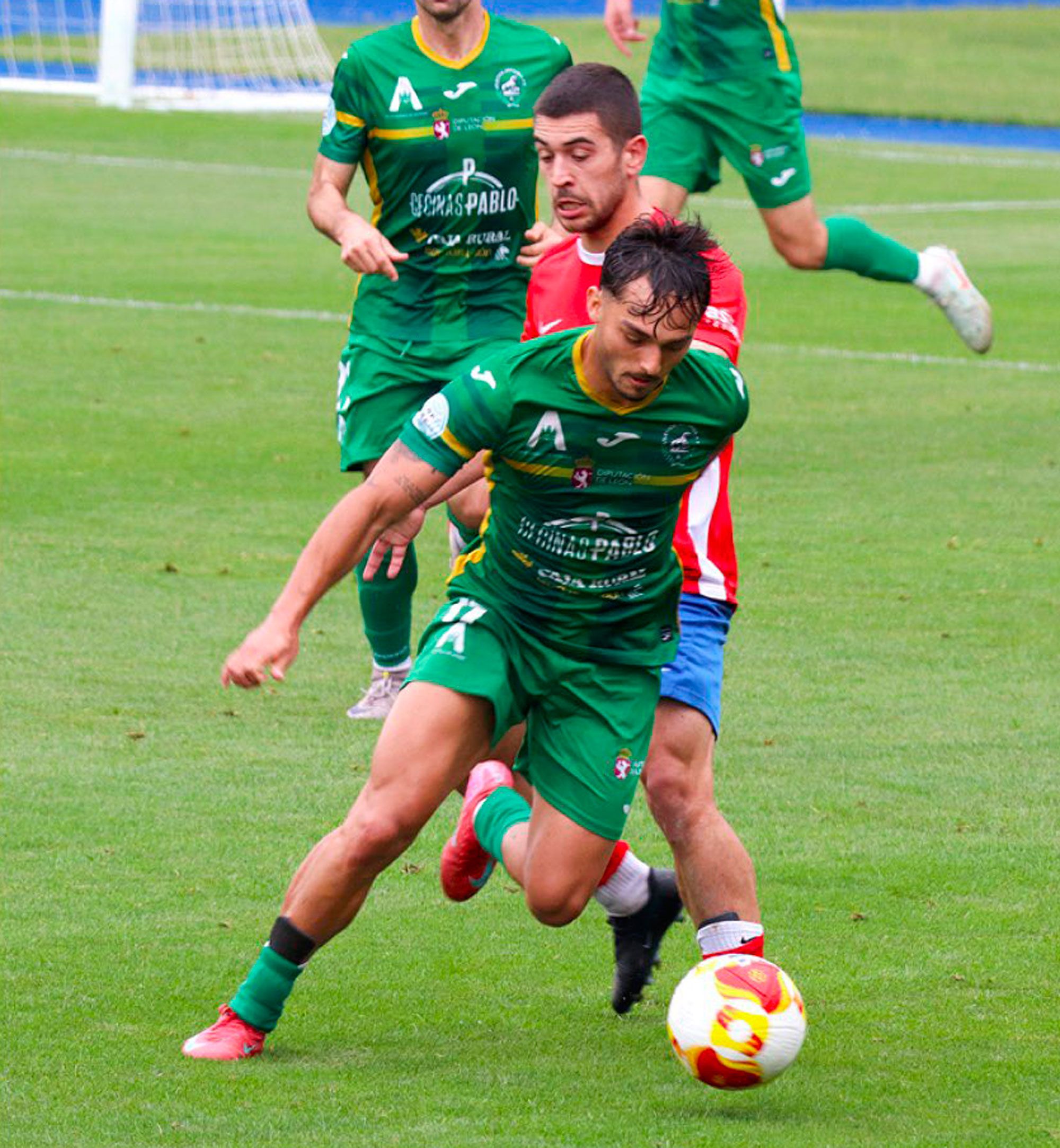Un lance del choque entre el Ourense y el Astorga. | ATLÉTICO ASTORGA