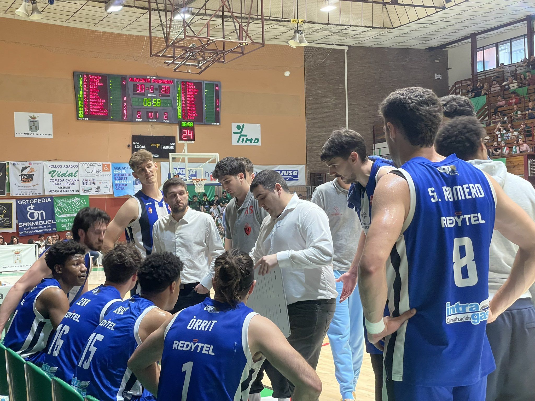 Pozo da instrucciones en un tiempo muerto durante el partido de Ponferrada en Albacete. | BALONCESTOSDP