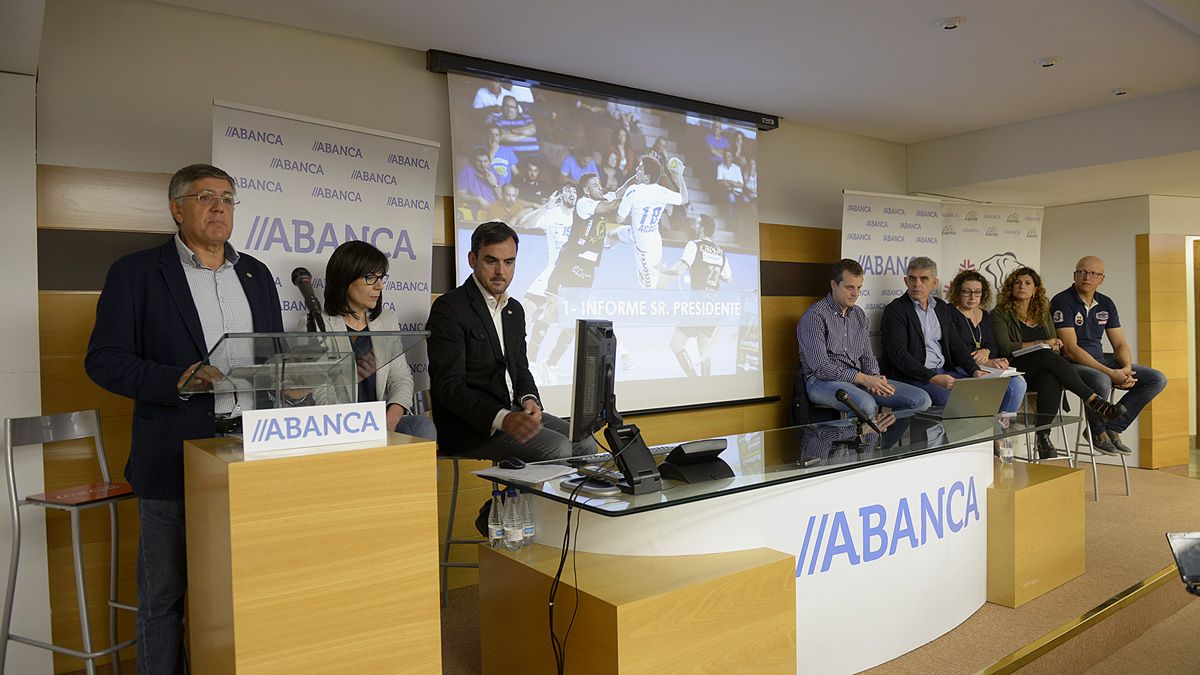 Imagen de la Asamblea del Ademar celebrada en la tarde del jueves en la sede de Abanca. | MAURICIO PEÑA