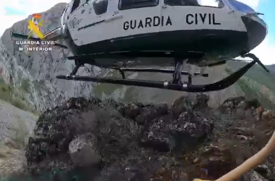 Rescate en helicóptero a dos montañeros enriscados en las Hoces de Vegacervera.