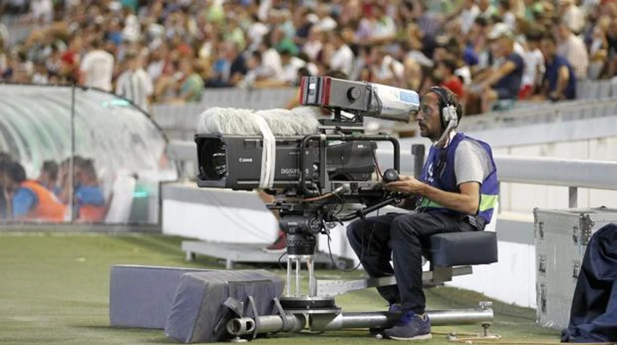 Imagen de una cámara de televisión grabando un partido. | ABC