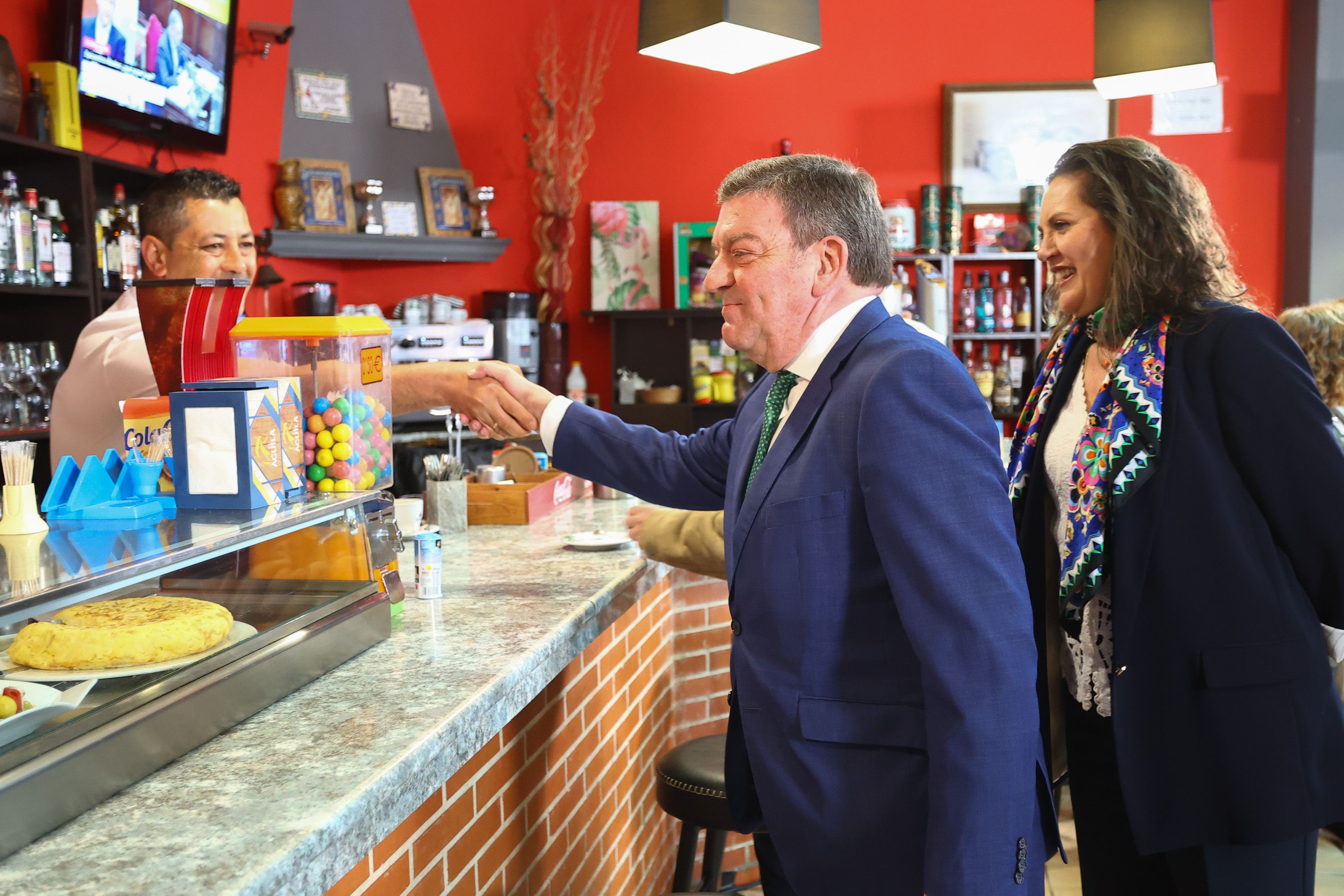 El consejero de Presidencia en su visita a uno de los bares. | JCYL
