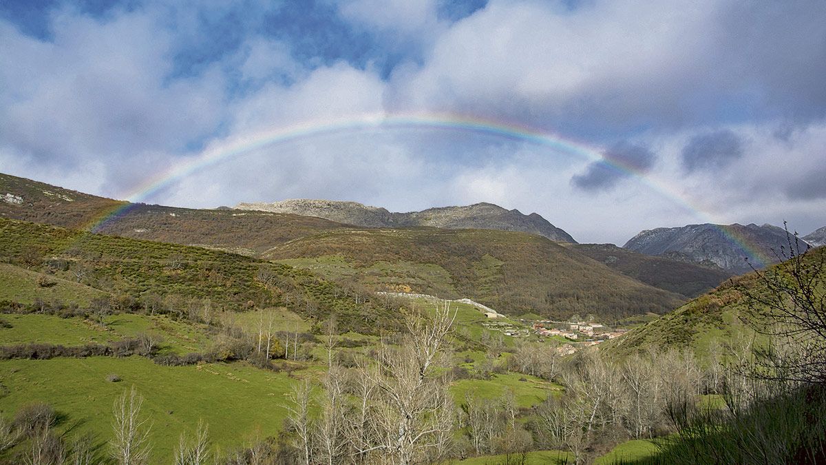 Coladilla bajo el arco iris. | VICENTE GARCÍA