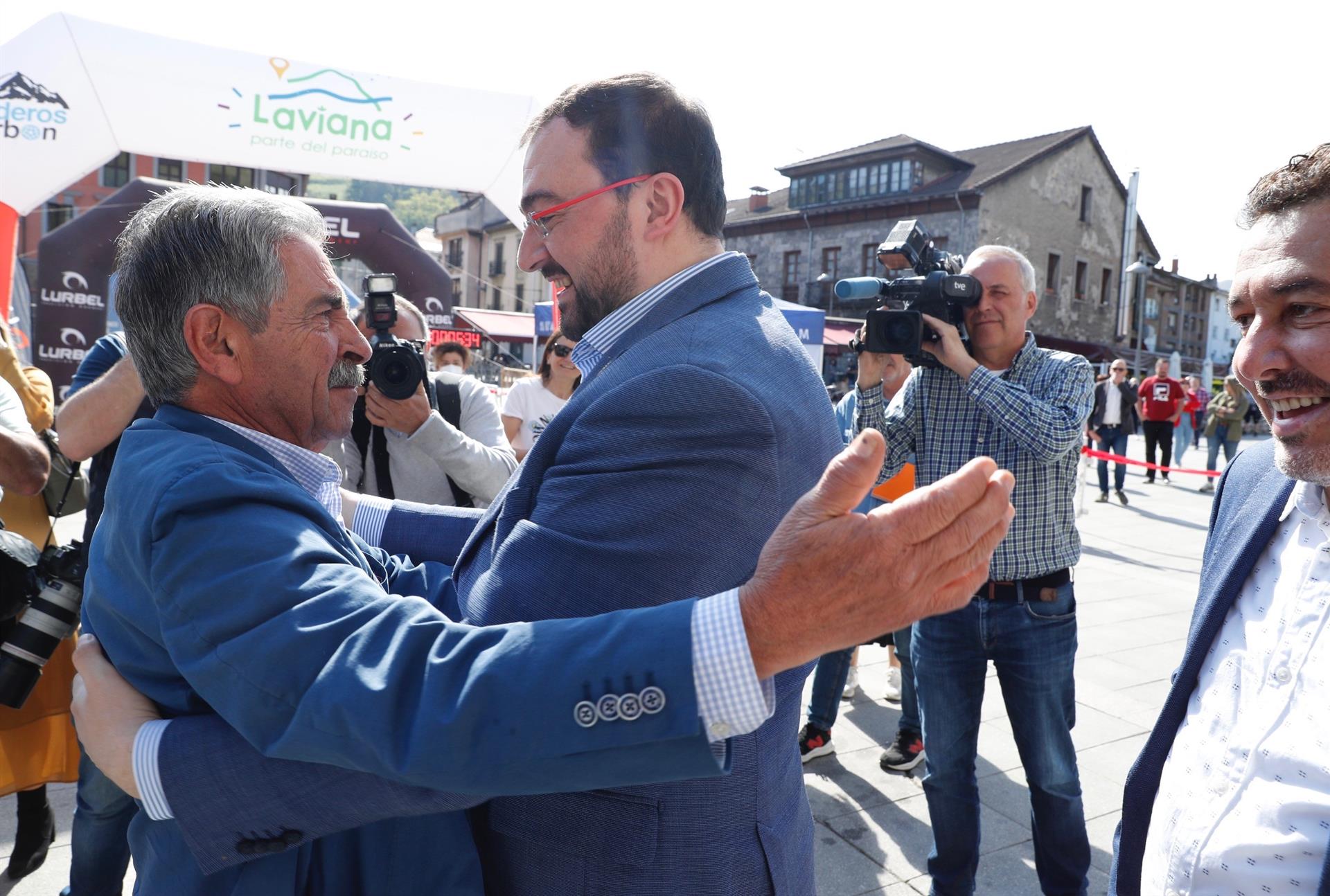 Abrazo entre Miguel Ángel Revilla y Adrián Barbón, en una imagen de archivo. | EUROPA PRESS
