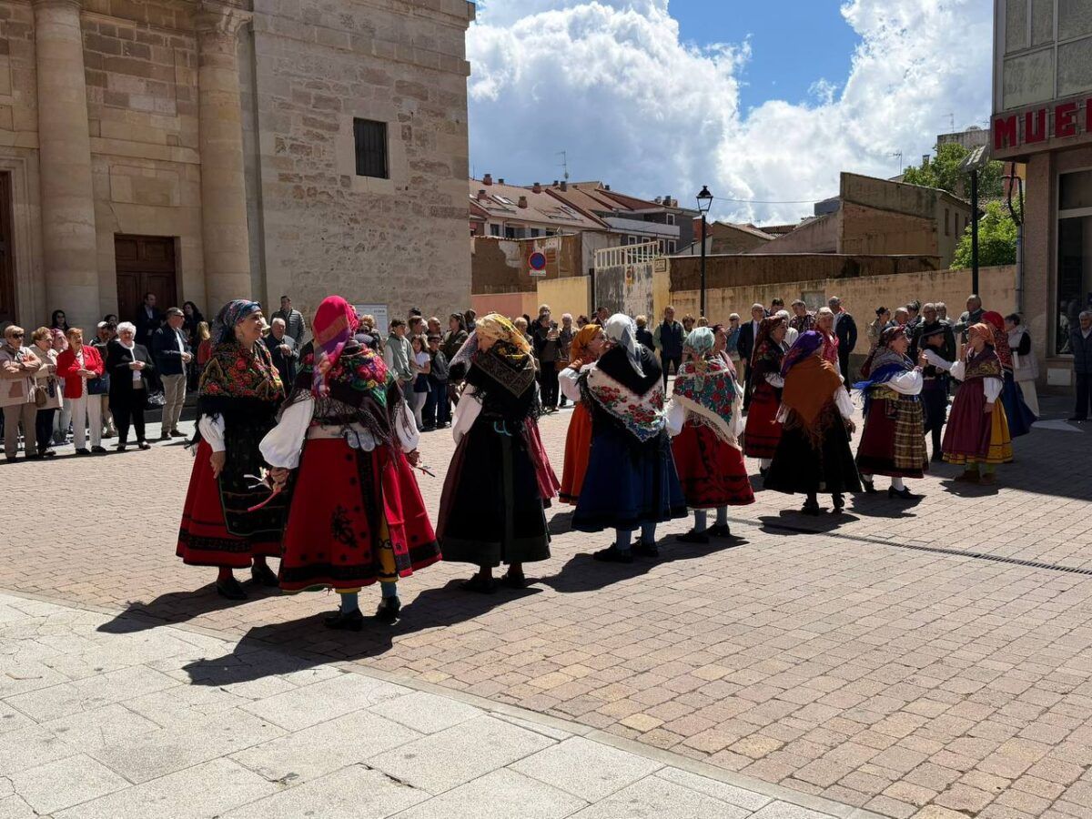 El Grupo de Danzas Coyanza llenó el domingo de tradición la 44ª Semana Cultural.