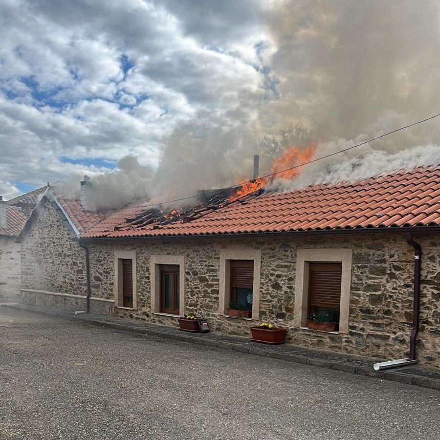 Incendio en una vivienda de Santiago Millas durante este lunes por la mañana. | L.N.C.