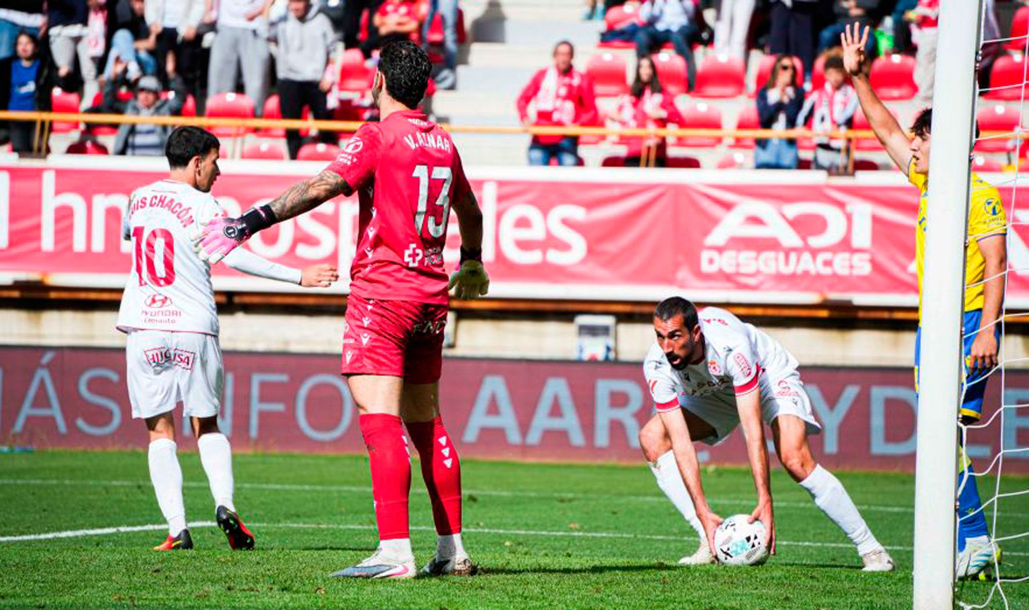 Maestre recoge el balón rápido tras marcar, pues apenas lo celebró. | LALIGA