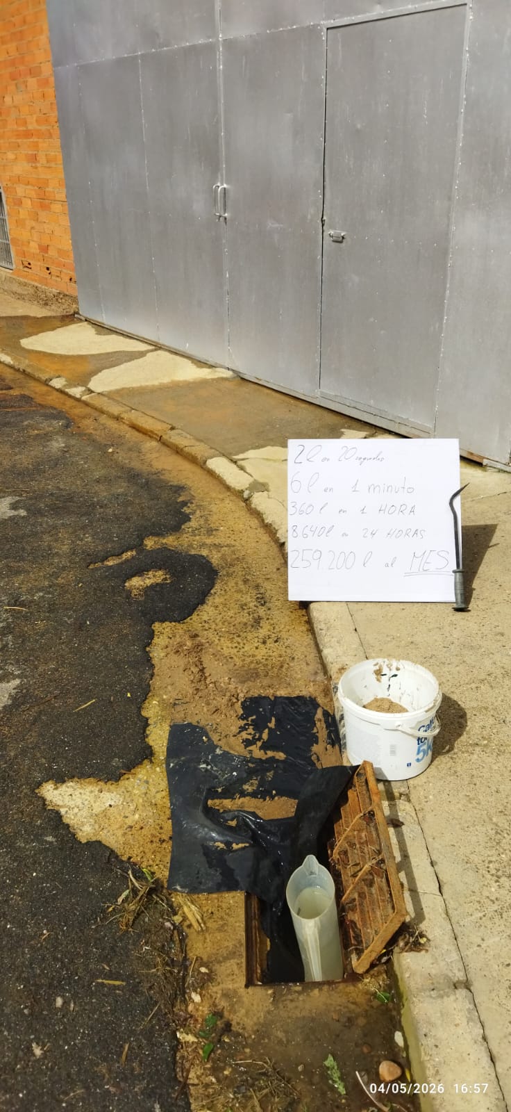 Fuga de agua activa desde hace más de un mes en Valdefuentes del Páramo. | L.N.C.