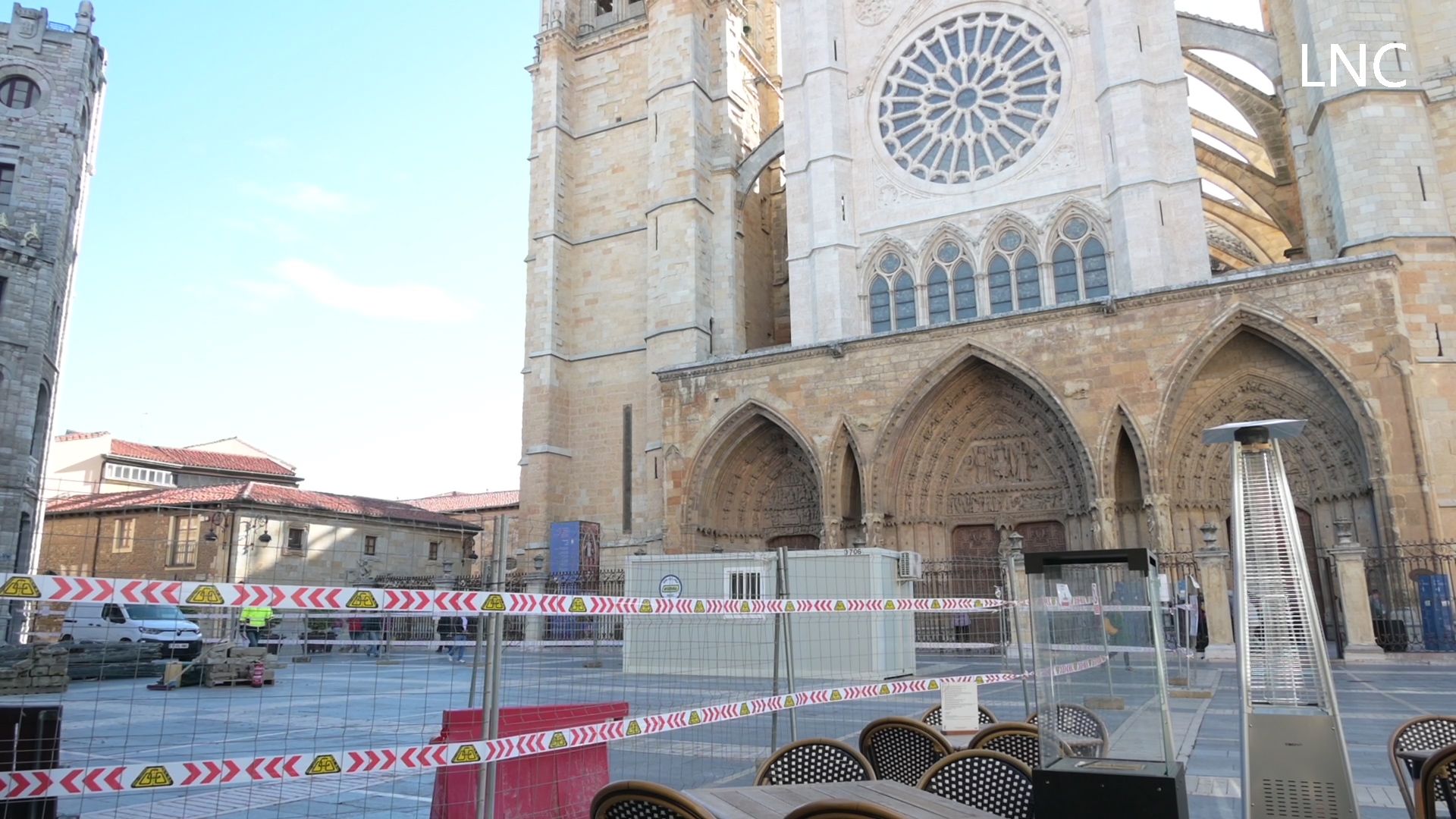 Pico y pala a los pies de la Catedral de León