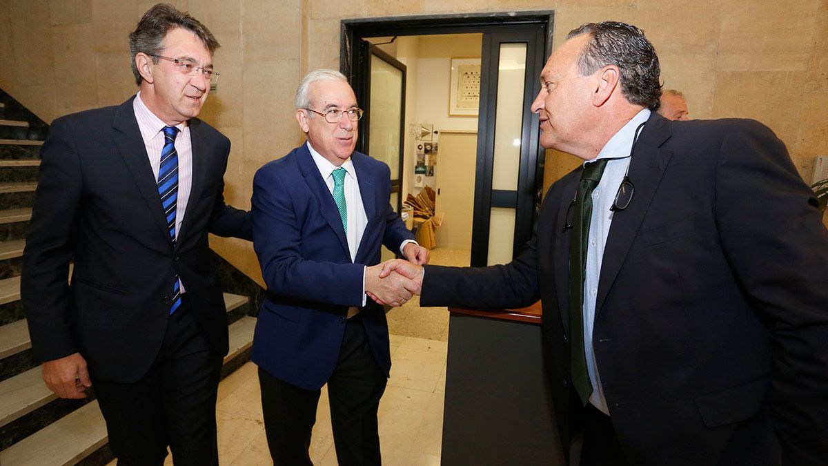 El presidente de la Diputación Provincial de León, Juan Martínez y el presidente del Consejo de Cuentas, Jesús Encabo (C). | ICAL