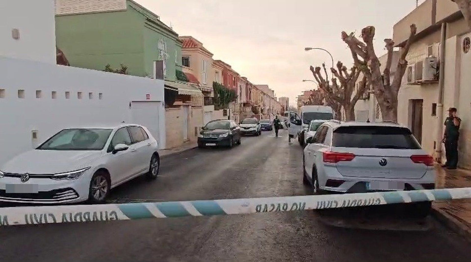 La Guardia Civil acordona la calle donde se ha realizado la reconstrucción de hechos del crimen del doctor Rafael Piorno Fermoselle. | EUROPA PRESS
