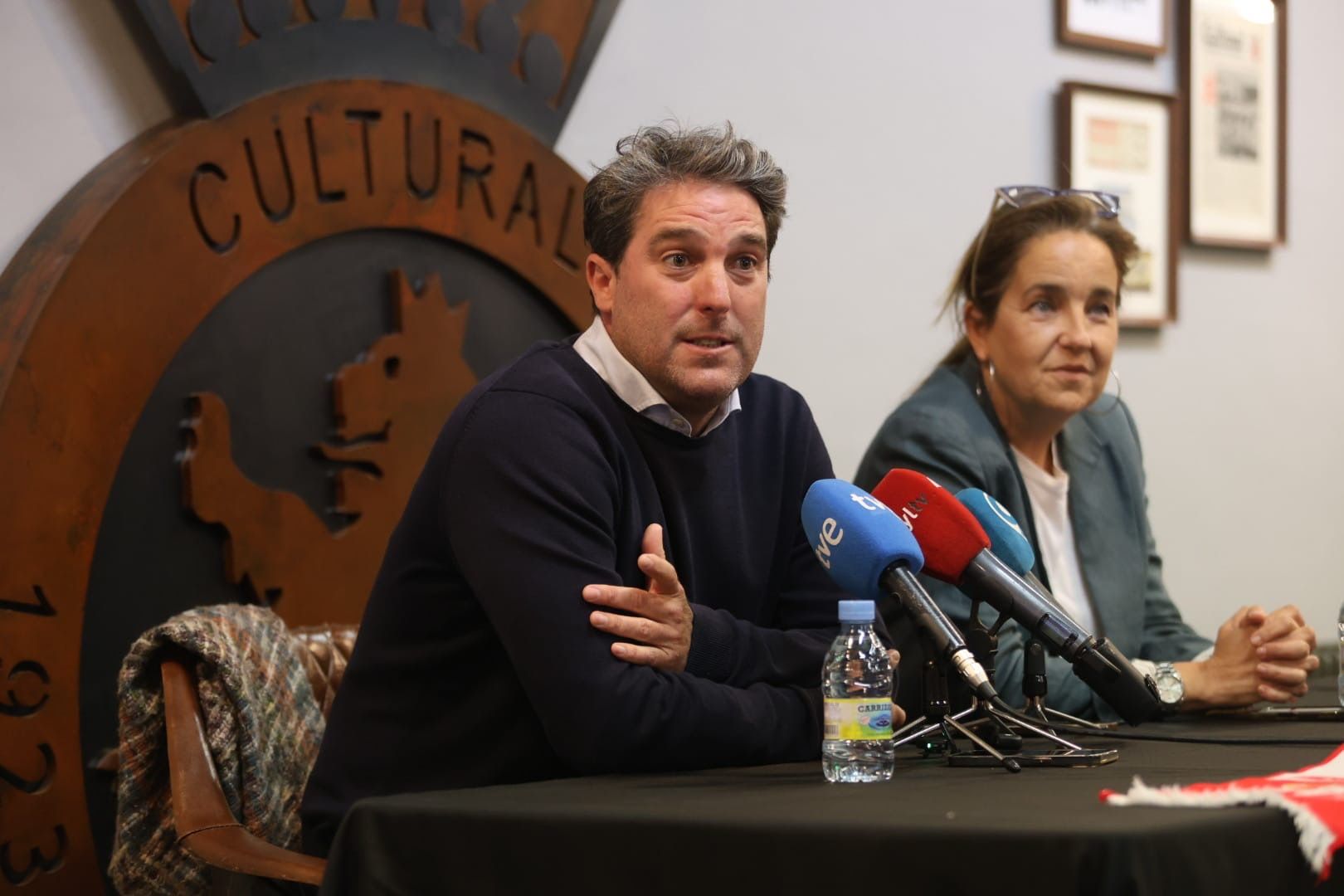 Asier Goiria, junto a Natichu Alvarado, durante su presentación con la Cultural. | FERNANDO OTERO