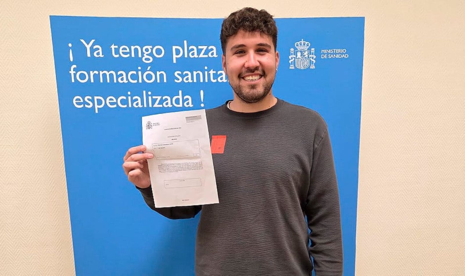 David Pastor mostrando el documento que le acredita como el primer residente de Medicina de Urgencias y Emergencias de España|CEDIDAS A L.N.C.