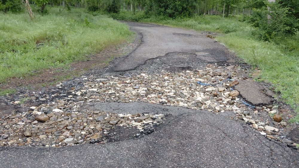 Situación de una carretera en el barrio de Dehesas.