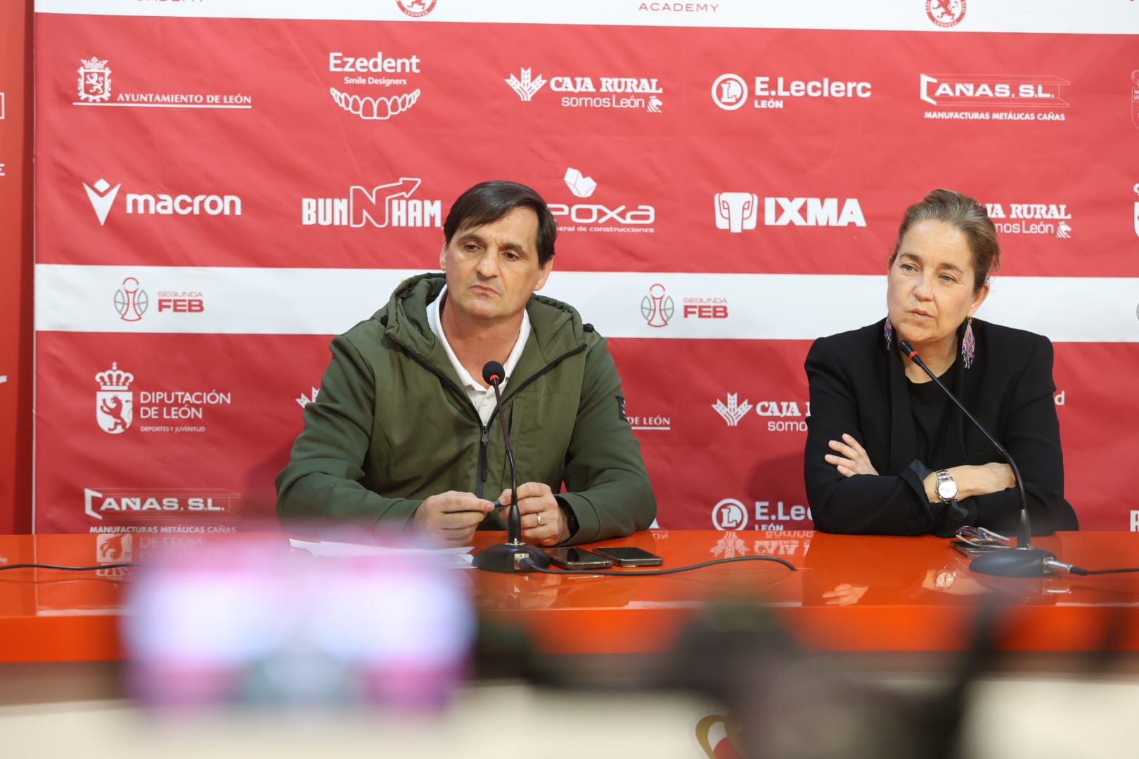 Luis Castillo en la sala de prensa del Reino de León junto a Natichu Alvarado. FERNANDO OTERO