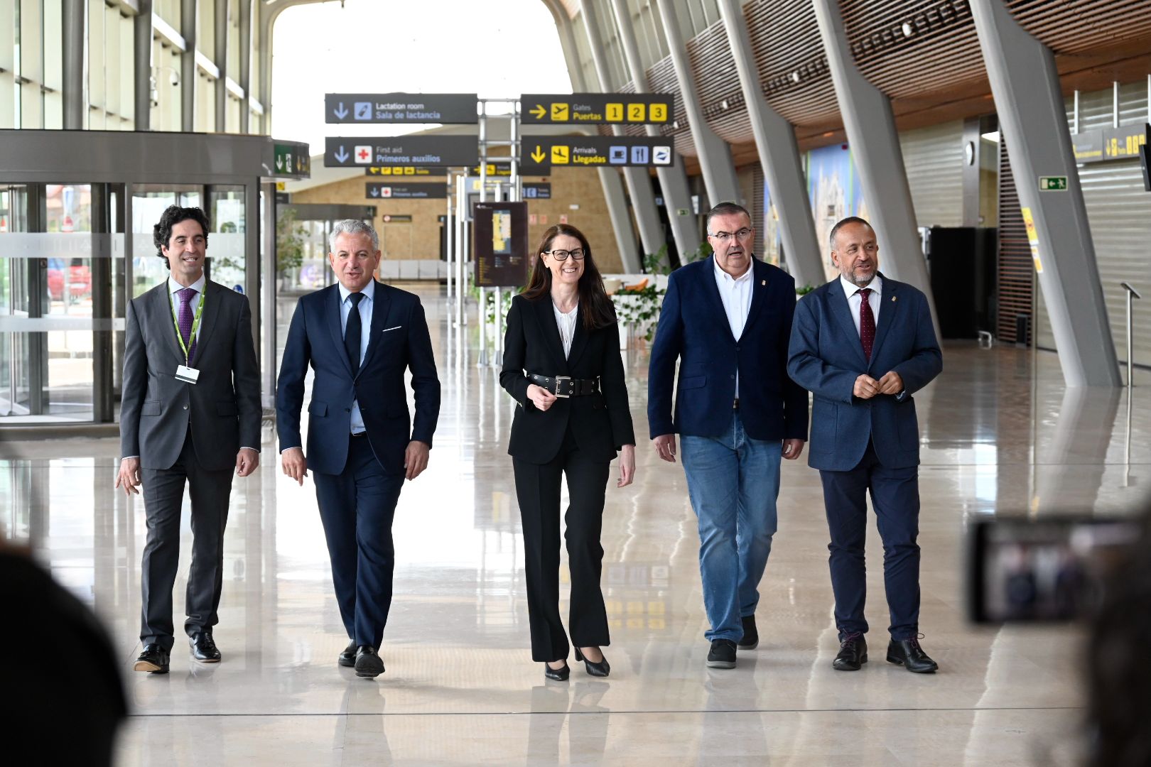 La directora general de Aeropuertos de Aena, Elena Mayoral, junto con el delegado del Gobierno y los responsables de la Diputación. | SAÚL ARÉN